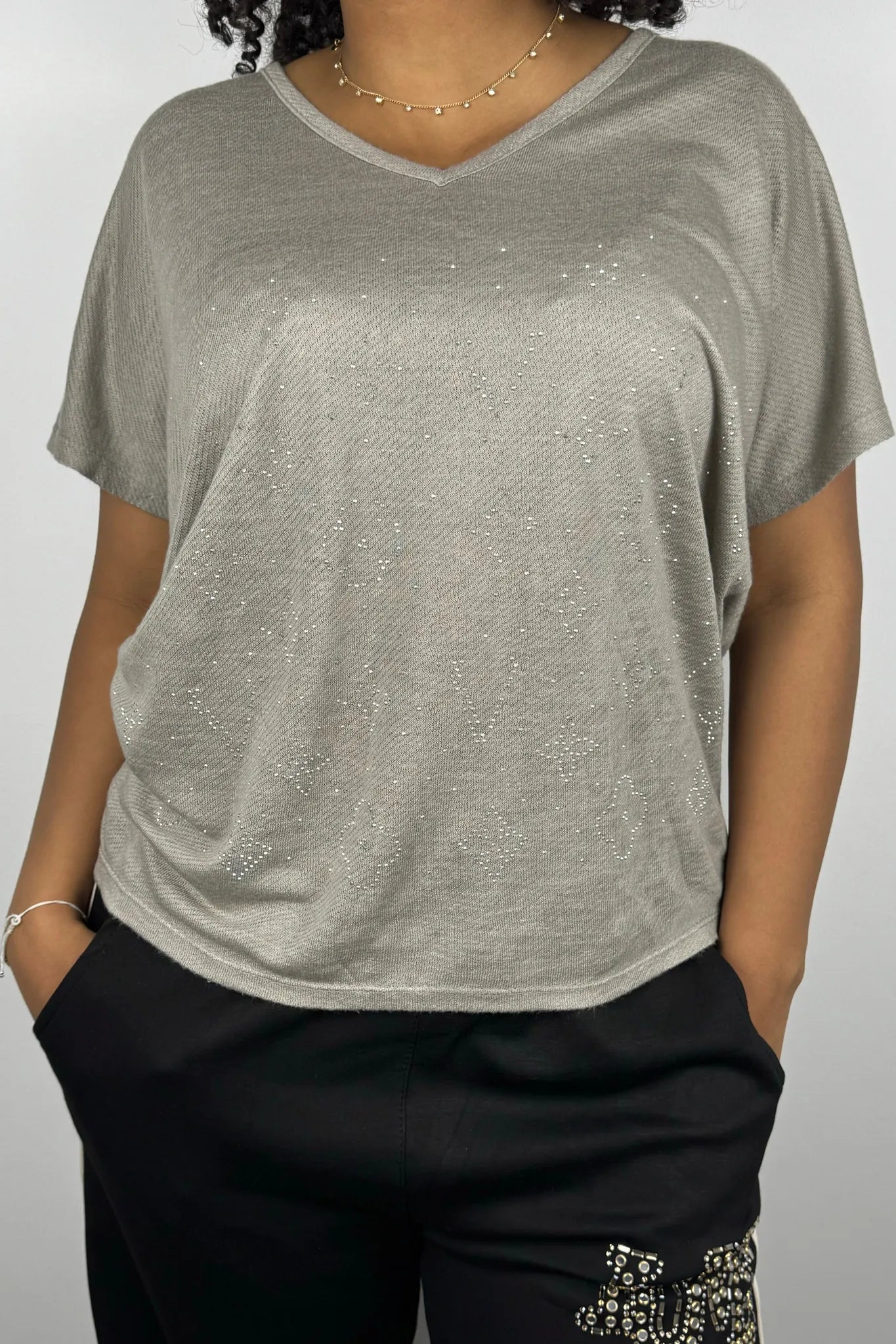 V-Neck Shirt mit Glitzerprint – feminin & leicht glänzend