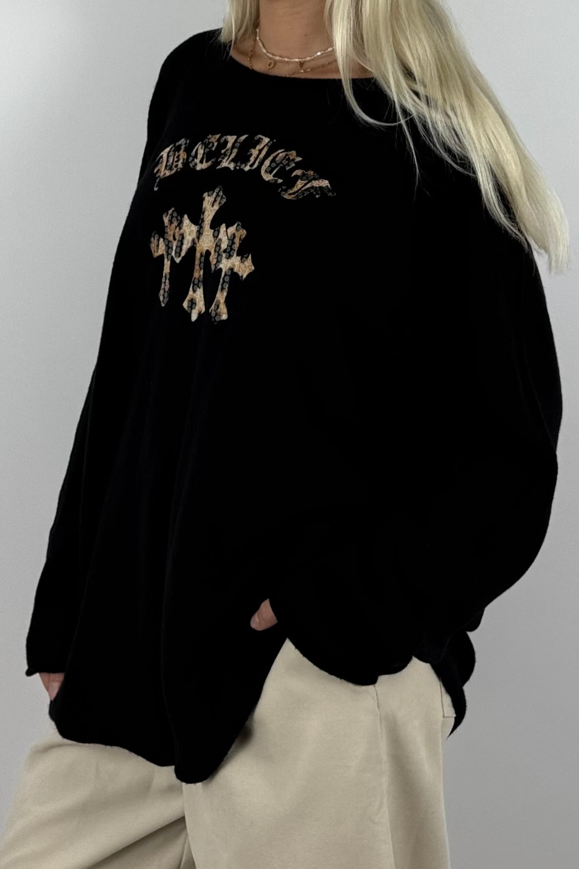 Oversize Shirt mit Leo-Statement & Kreuz-Detail – Schwarz