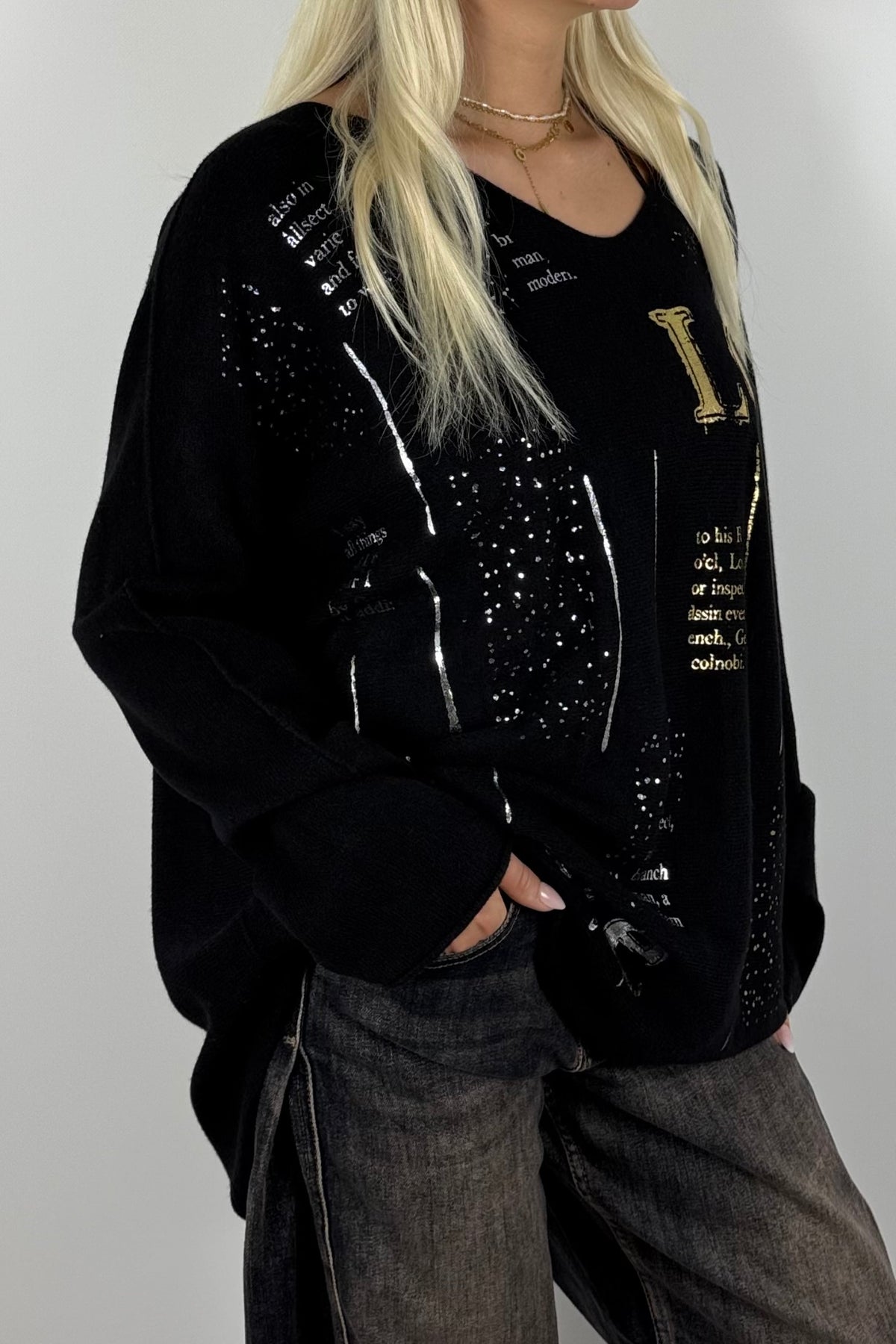 Oversize Shirt mit V-Ausschnitt & Metallic-Print-Schwarz