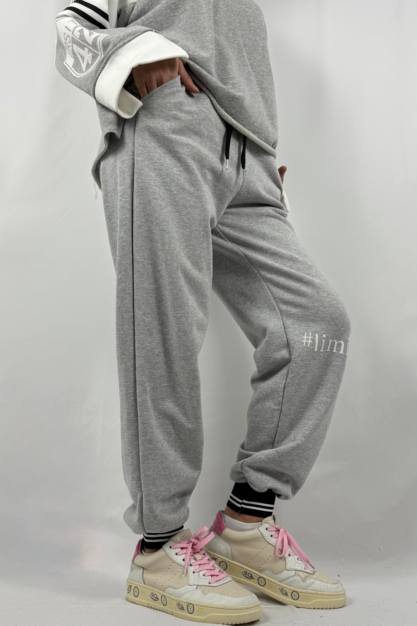 Damen Jogger Hose mit #limited Print-grau