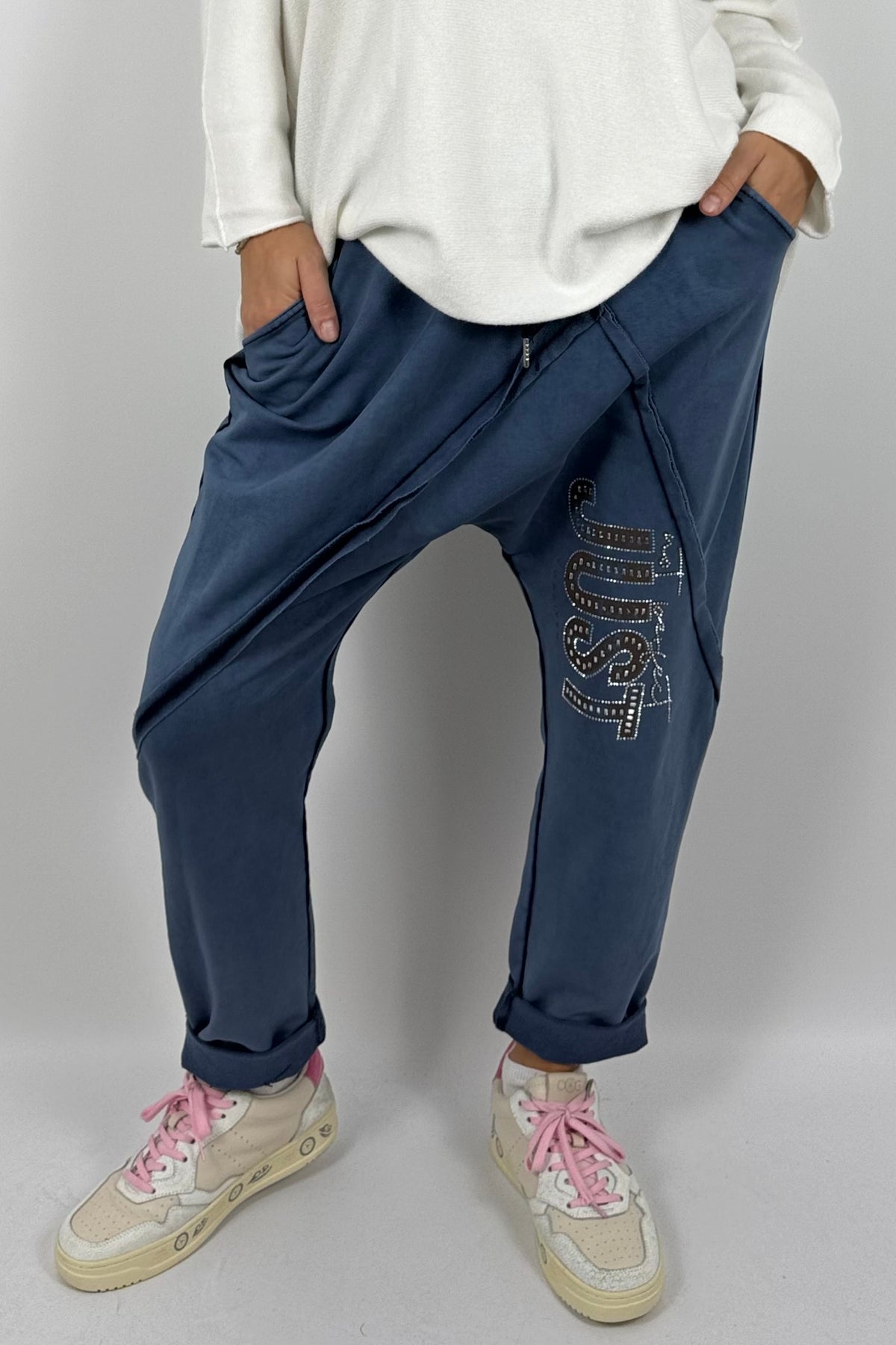 Lässige Baggy-Hose mit „JUST“-Detail – Navy
