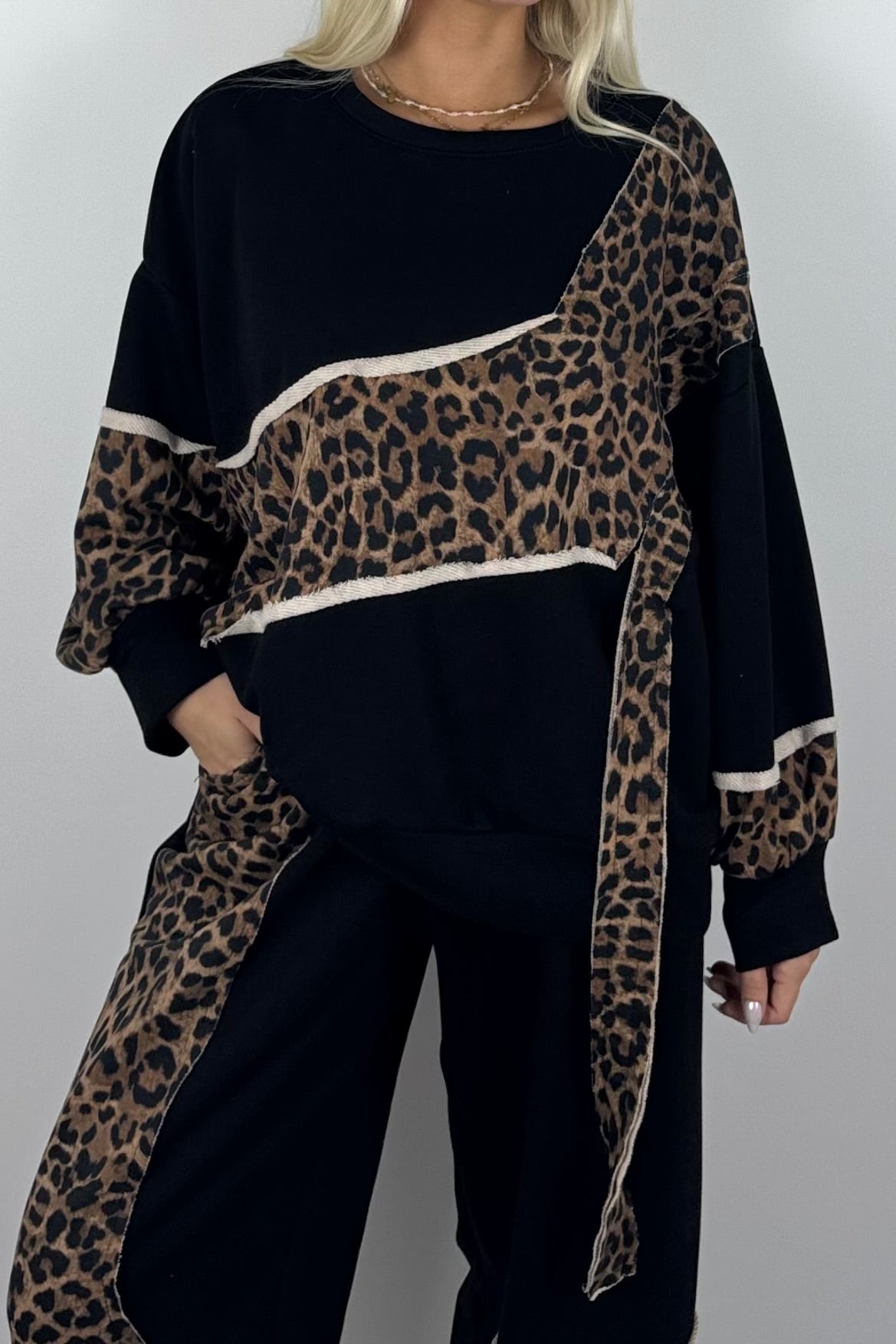 Oversize Damen Sweatshirt mit Leo-Muster & asymmetrischem Design - Schwarz