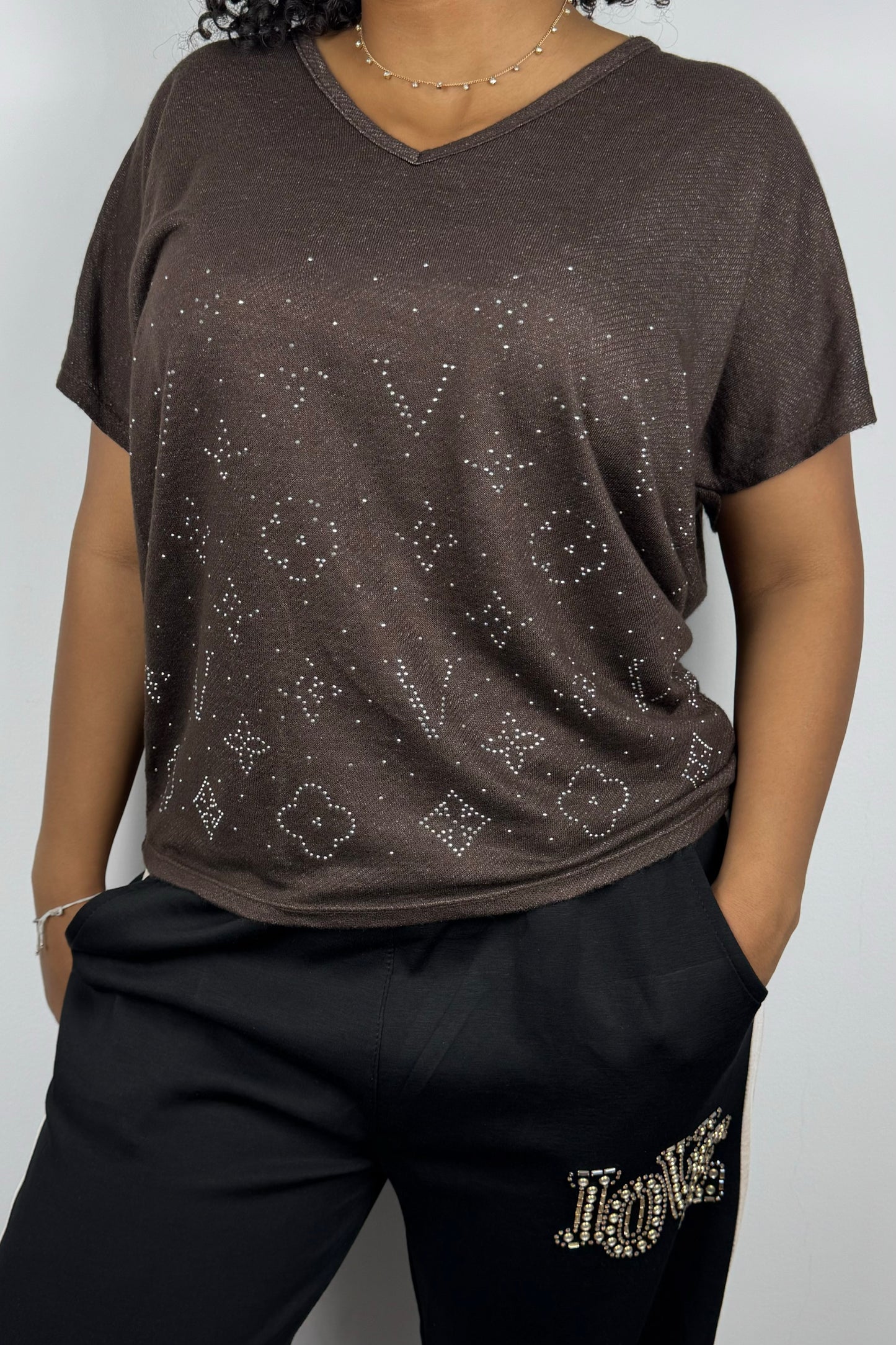 V-Neck Shirt mit Glitzerprint – feminin & leicht glänzend