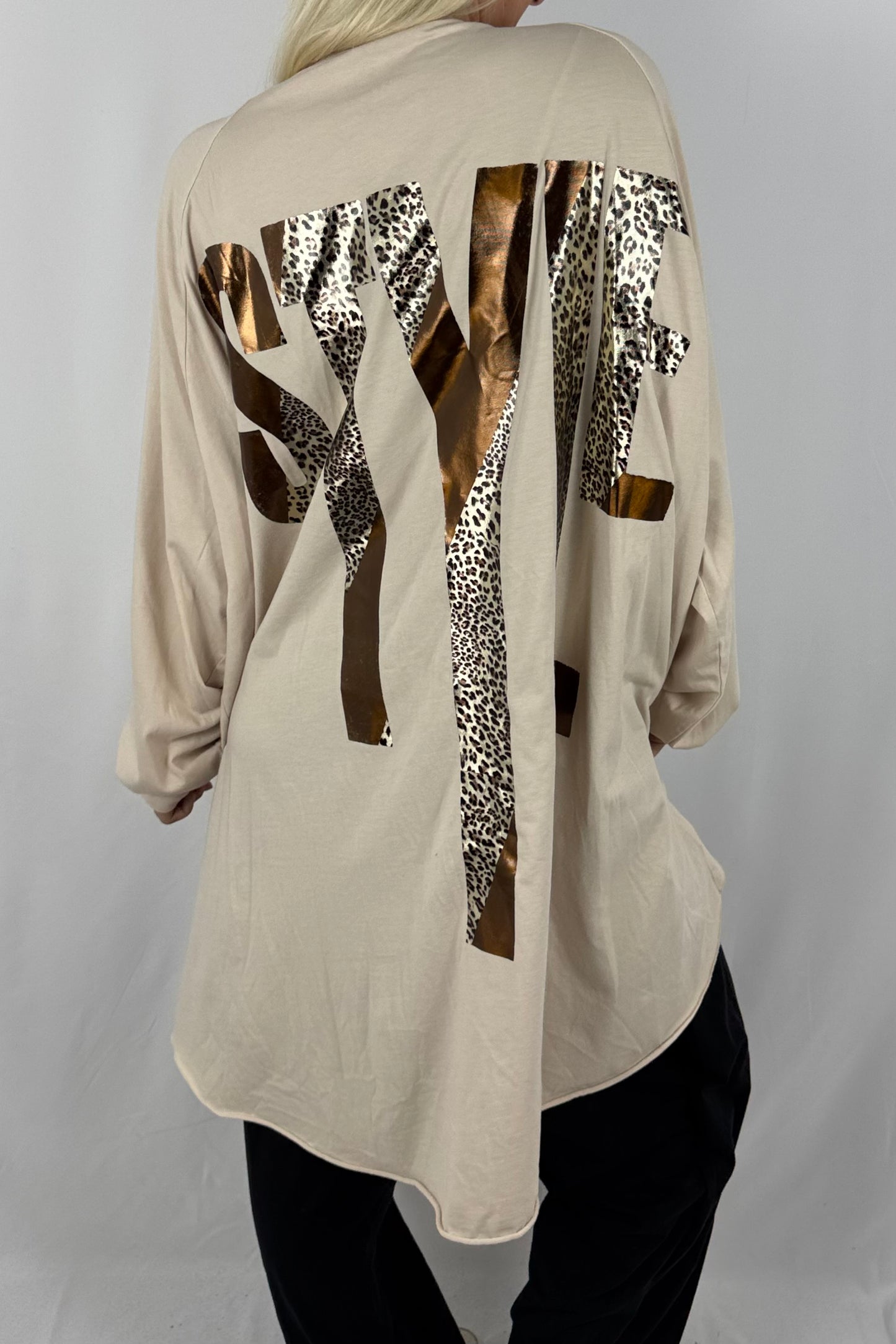 Oversize-Shirt „STYLE“ mit Leo-Print auf dem Rücken-Beige