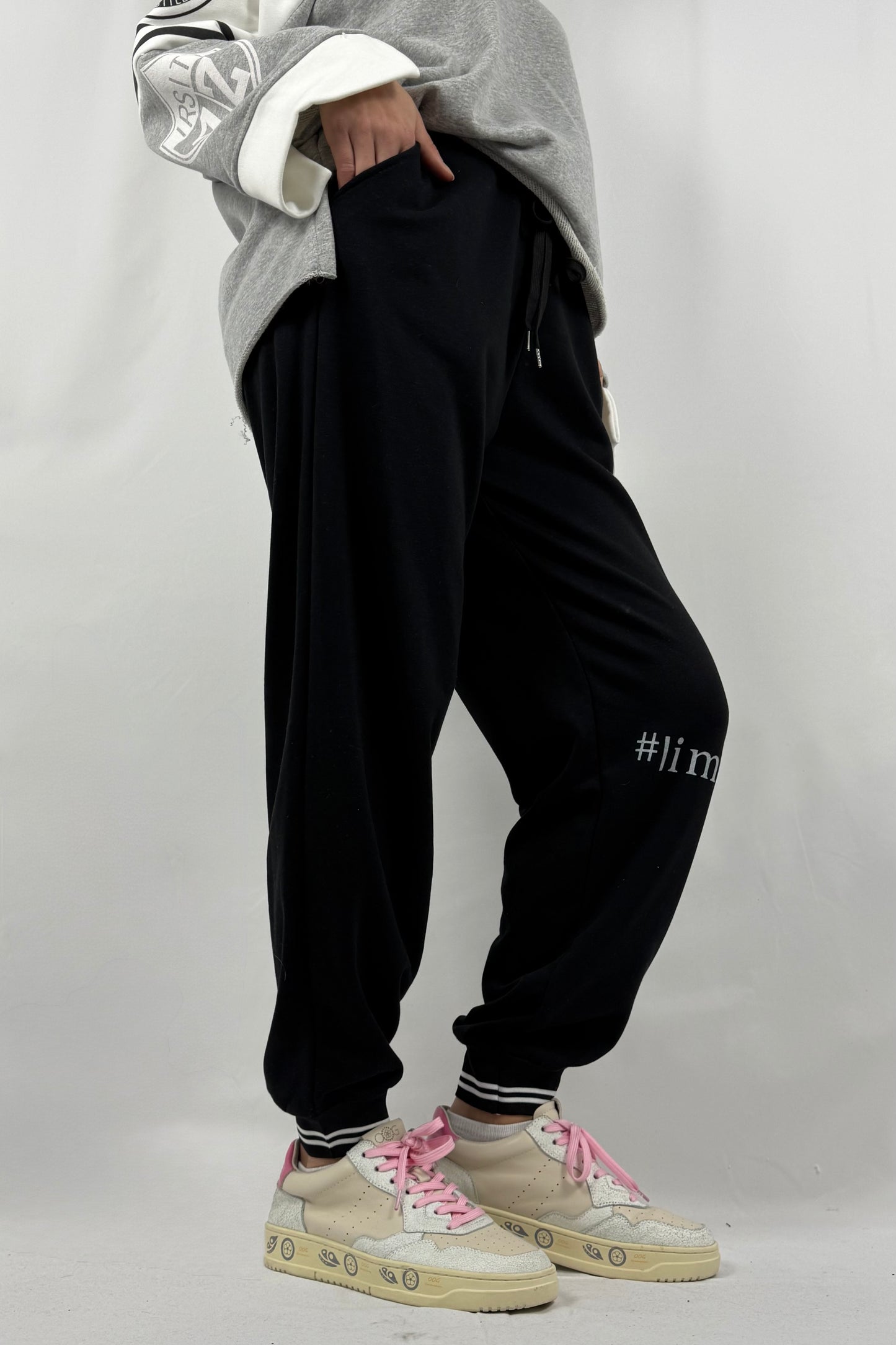 Damen Jogger Hose mit #limited Print-Schwarz