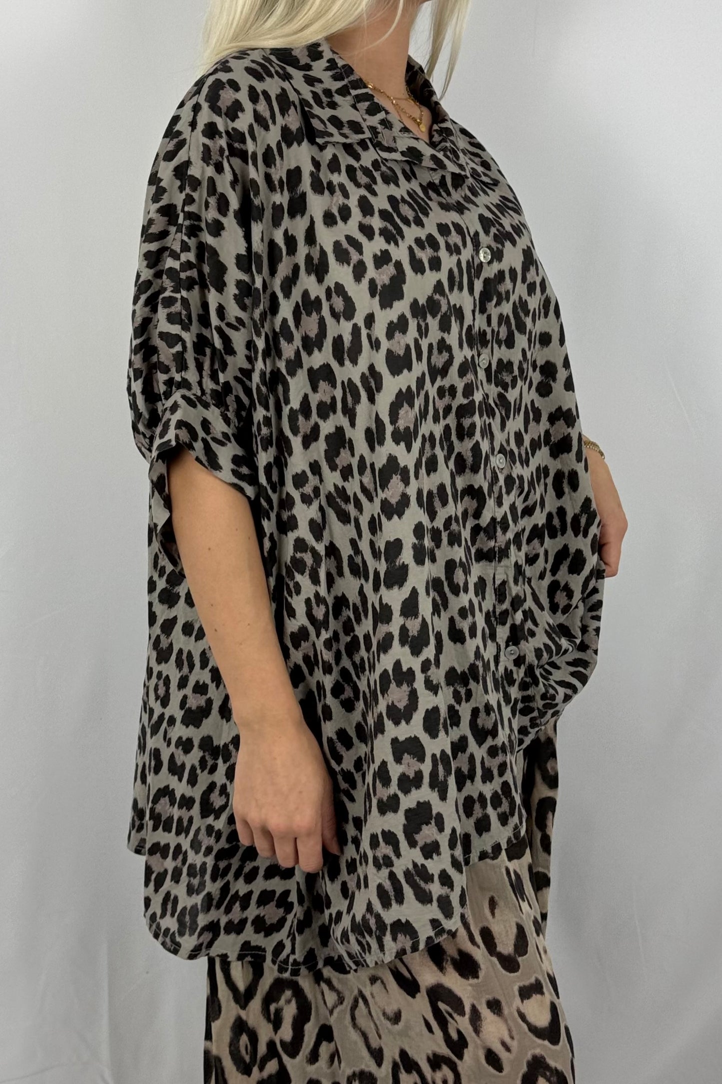 Leo-Bluse aus Baumwolle – lässiger Oversize-Look-Mud