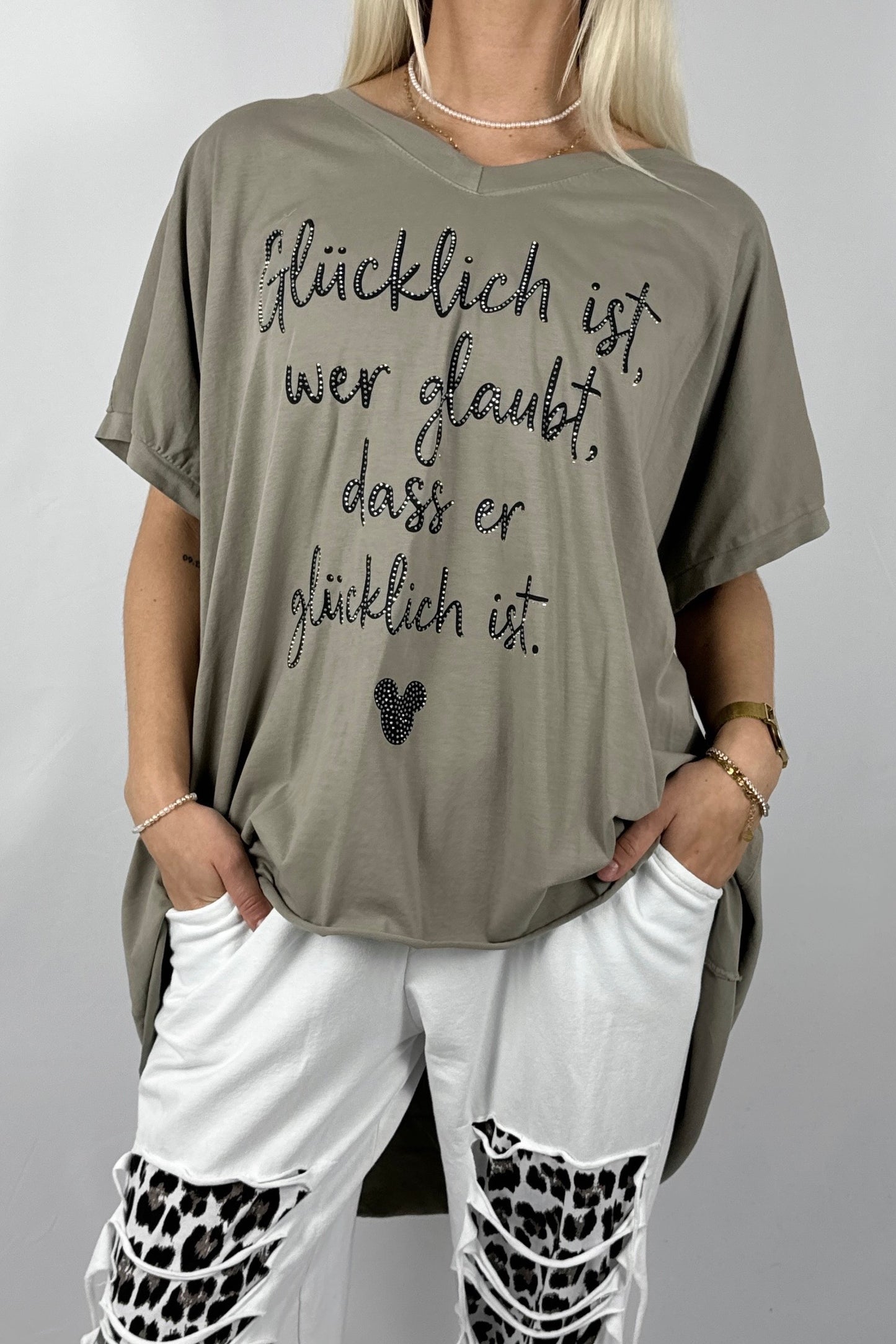 Oversize Shirt mit Schriftzug Glücklich ist – Lässiger Look-Mud