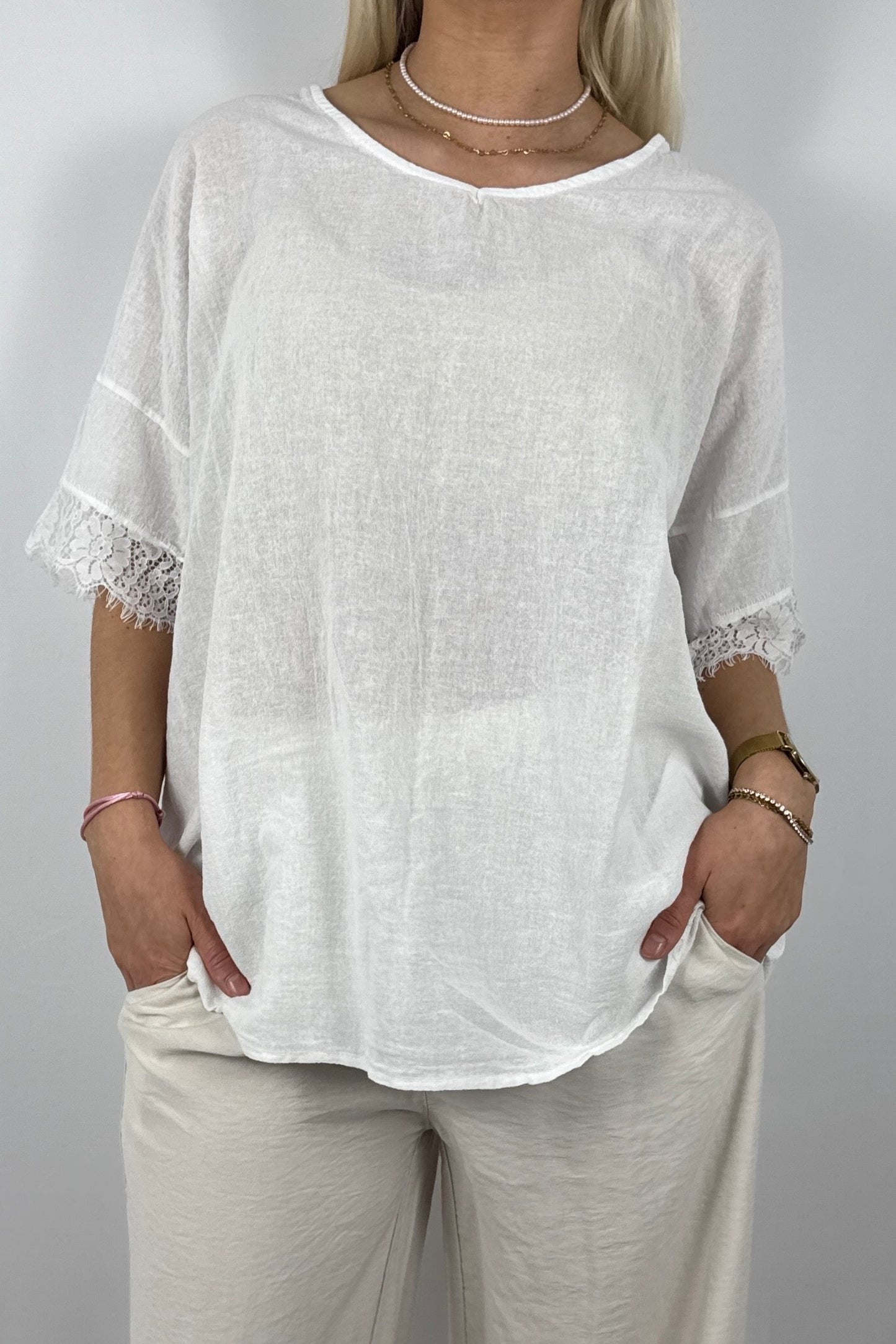 Oversize Damen Shirt mit Spitzen Details und V Ausschnitt-Weiß