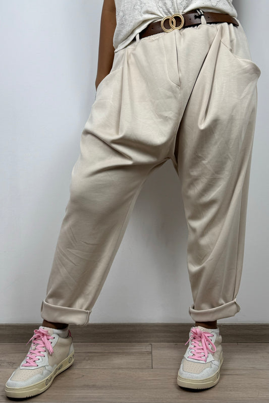 Haremshose mit Gürtel – lockerer Schnitt & modischer Tieffall-Beige
