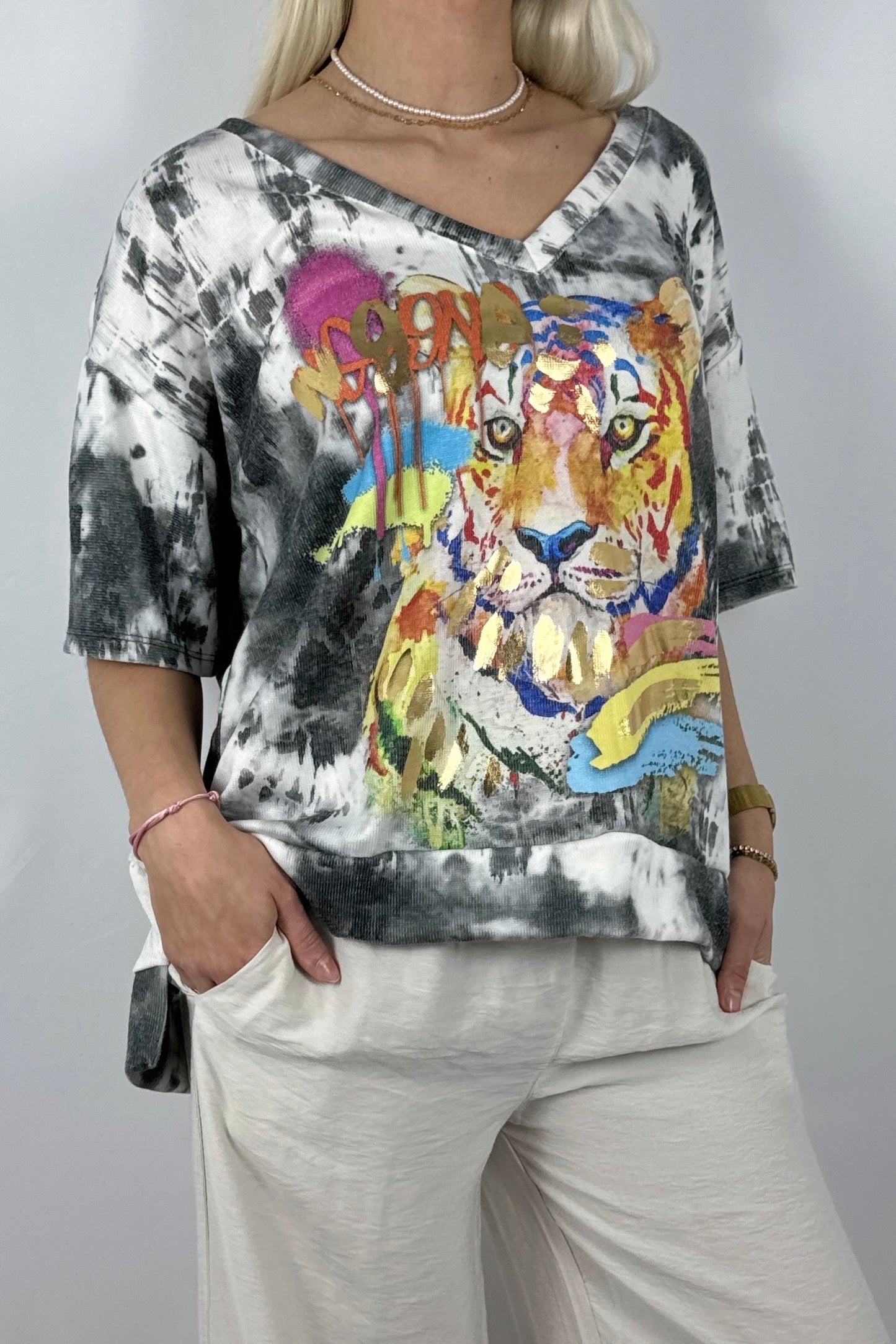 Oversize Damen Shirt mit Tiger Print und V Ausschnitt-Schwarz