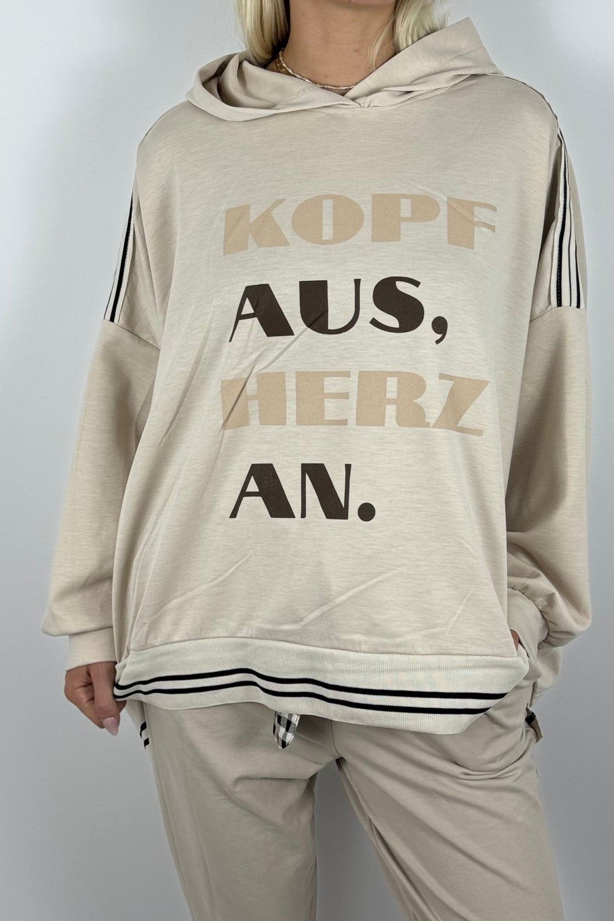 Oversize Hoodie „Kopf aus, Herz an“-Beige