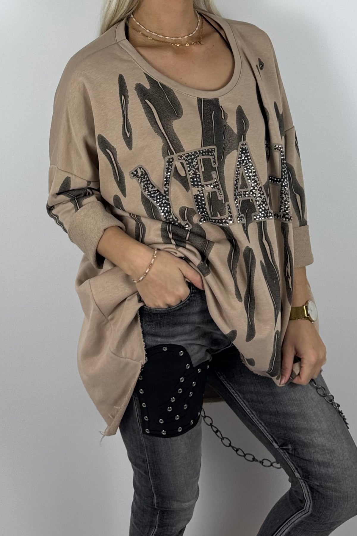 Damen-Sweatshirt mit „YEAH“-Schriftzug und Glitzersteinen-Beige