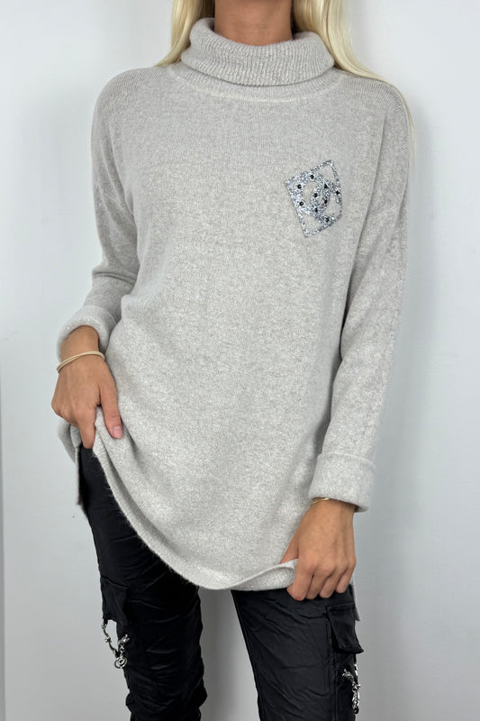 Eleganter Oversize-Rollkragenpullover mit Strass-Detail –Beige