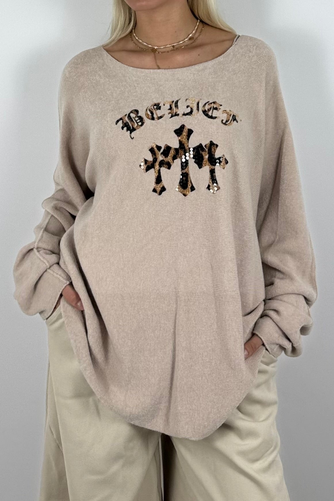 Oversize Shirt mit Leo-Statement & Kreuz-Detail – Beige