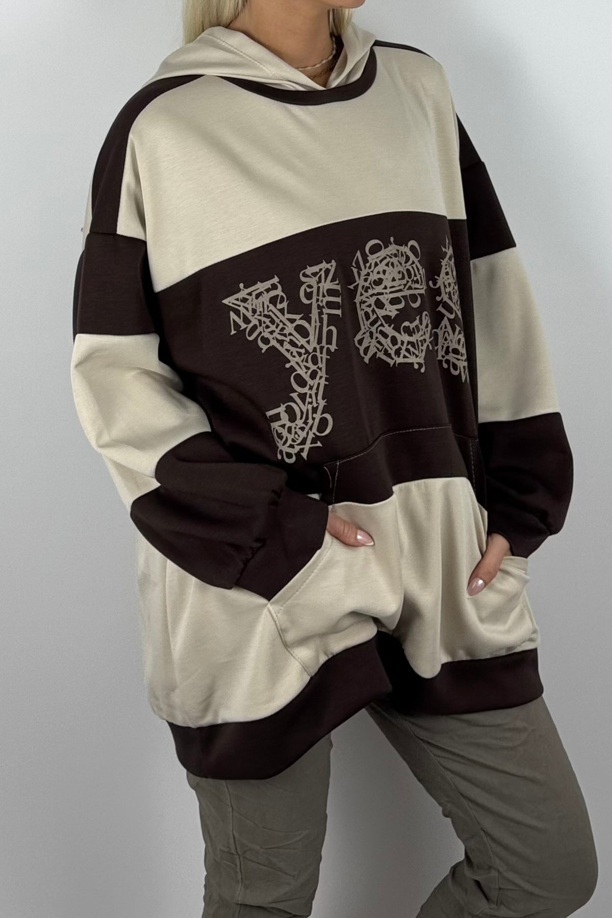 Damen Oversize-Hoodie mit Statement-Print-Schoko