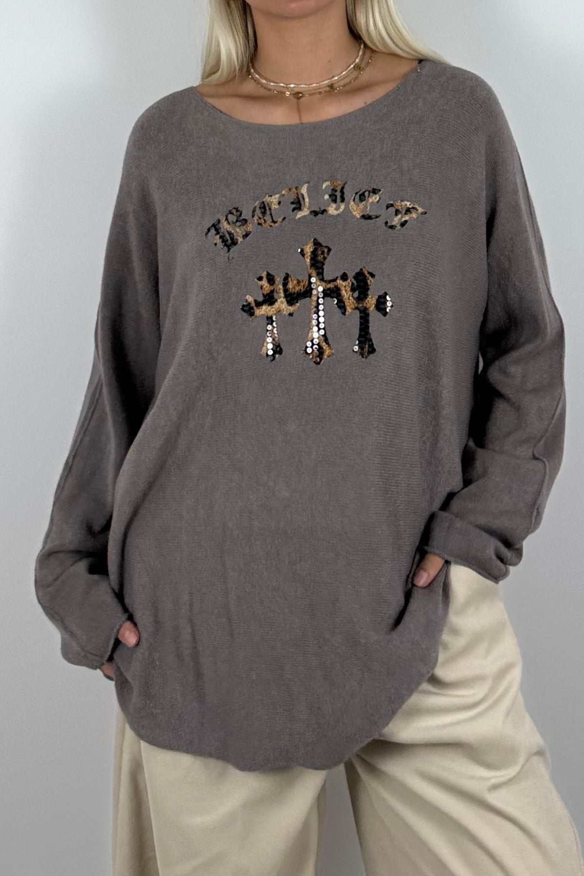 Oversize Shirt mit Leo-Statement & Kreuz-Detail – Mud