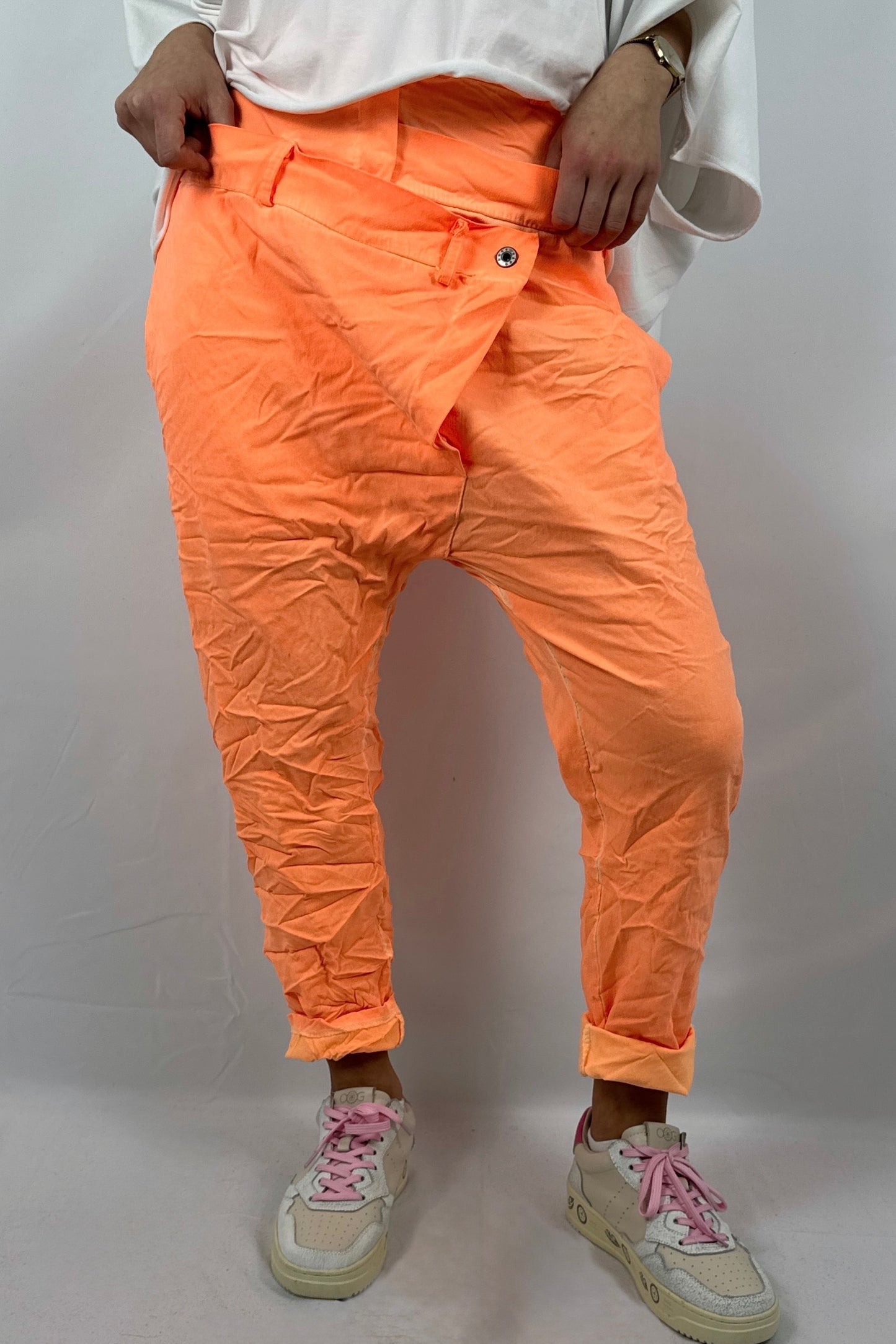 Damen Hose im auffälligen Style mit Knopf Detail-Neon Orange