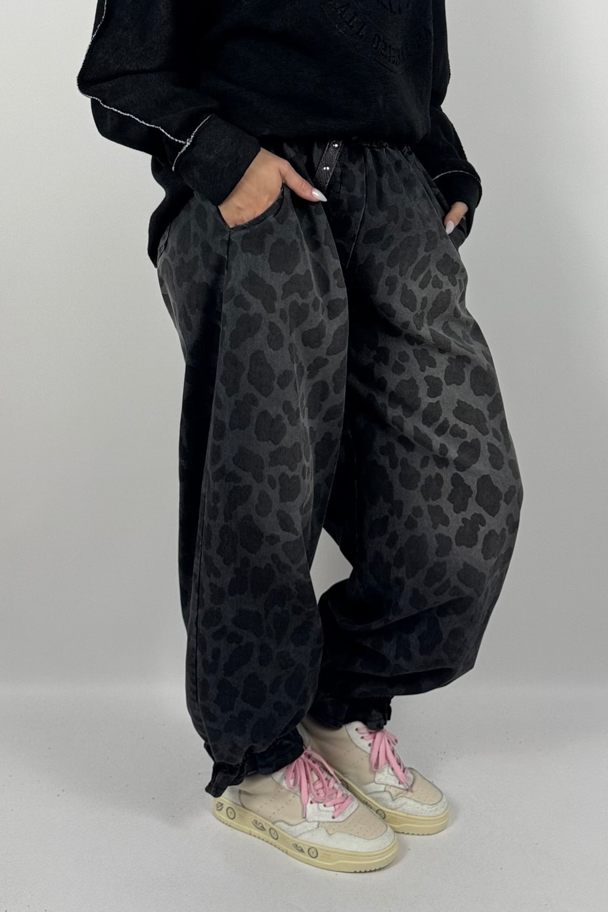 Modische Damen Balloonhose mit Leo-Muster & Gürtel –Jeans Schwarz