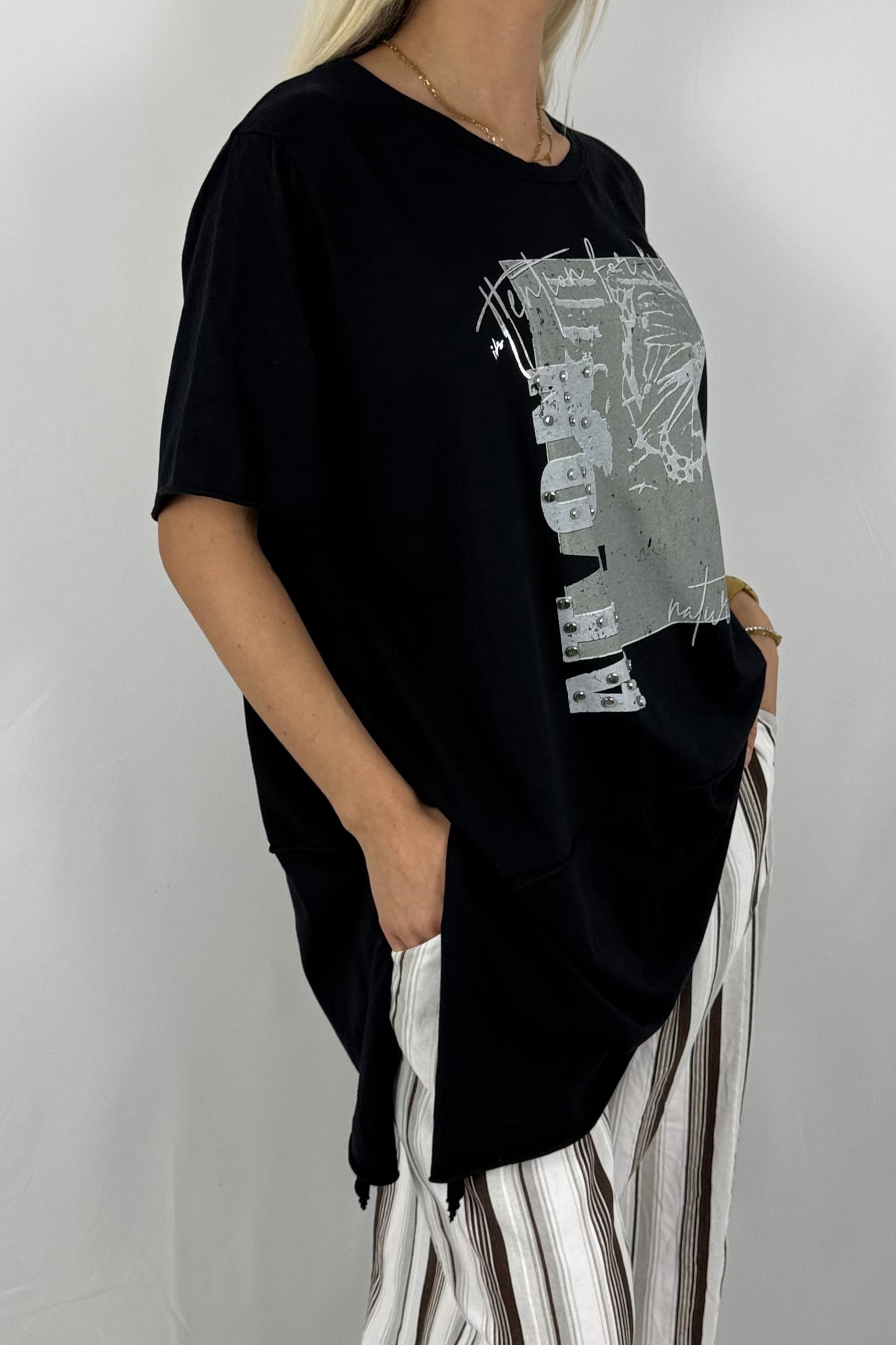 Asymmetrisches Shirt mit Print & Cut-Out-Details – modern und bequem-Schwarz