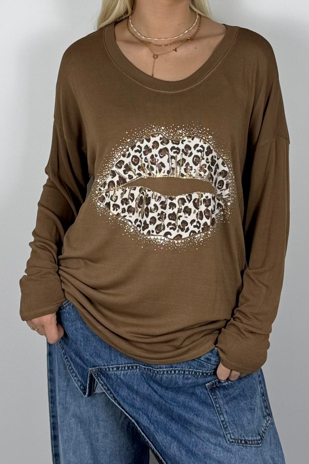 Damen Oversize Shirt mit Leo-Lippen & Glitzer – Kamel