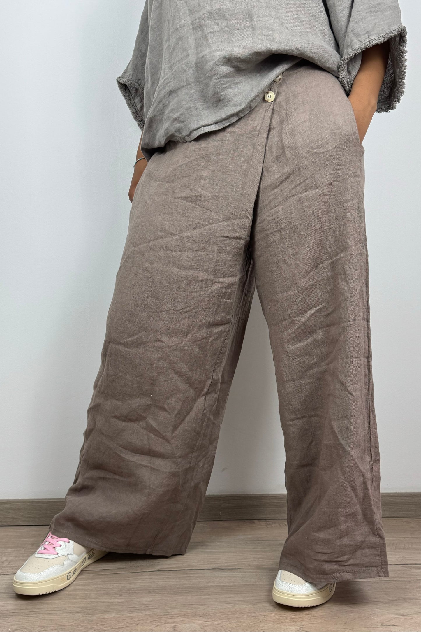 Leinenhose Damen – weit & mit Knopfdetails
