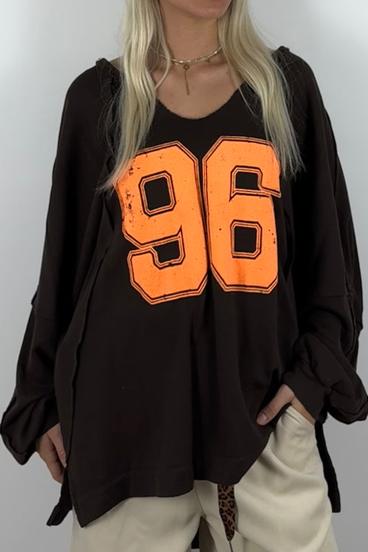 Oversize Shirt mit „96“-Statement –Schoko