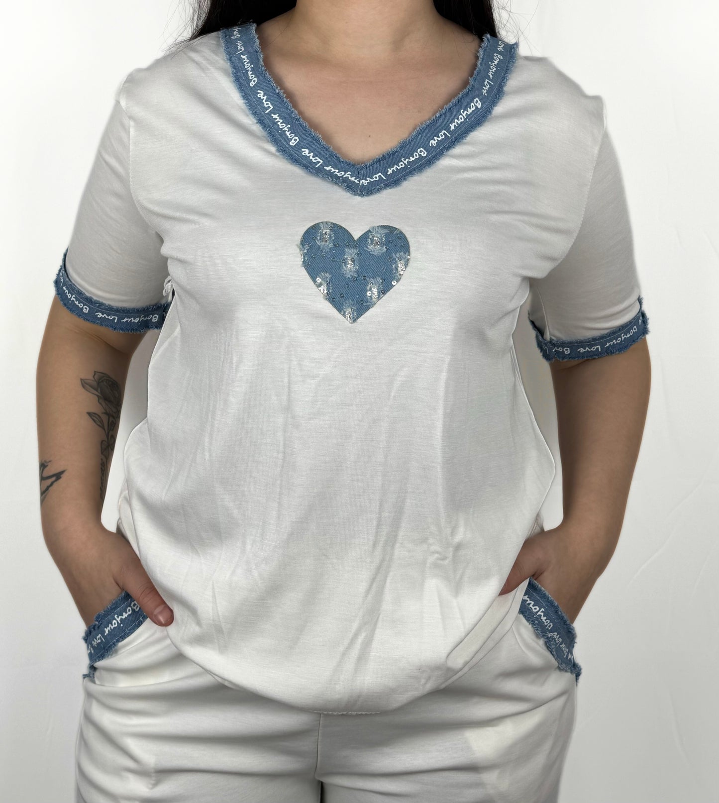T-Shirt mit Herz-Print & Jeans-Details – liebevoll & trendy