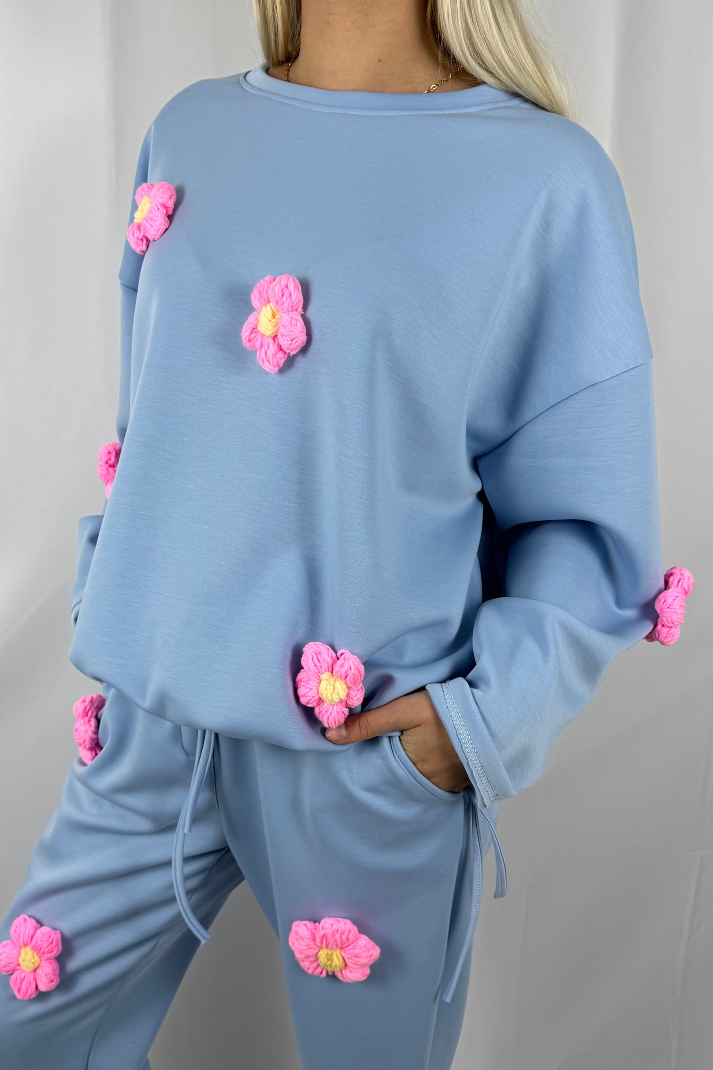 Shirt mit Häkelblumen & Tunnelzug-Hell Blau