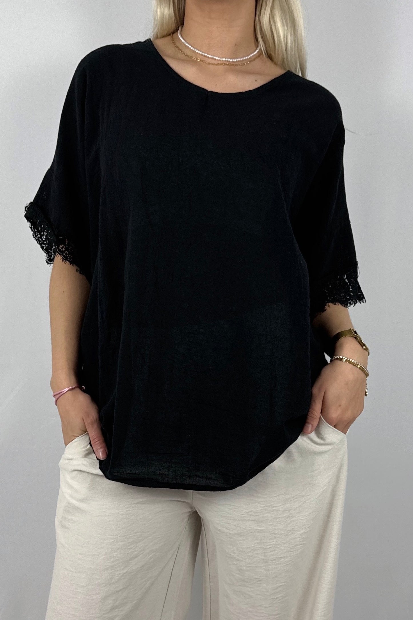 Oversize Damen Shirt mit Spitzen Details und V Ausschnitt-Schwarz