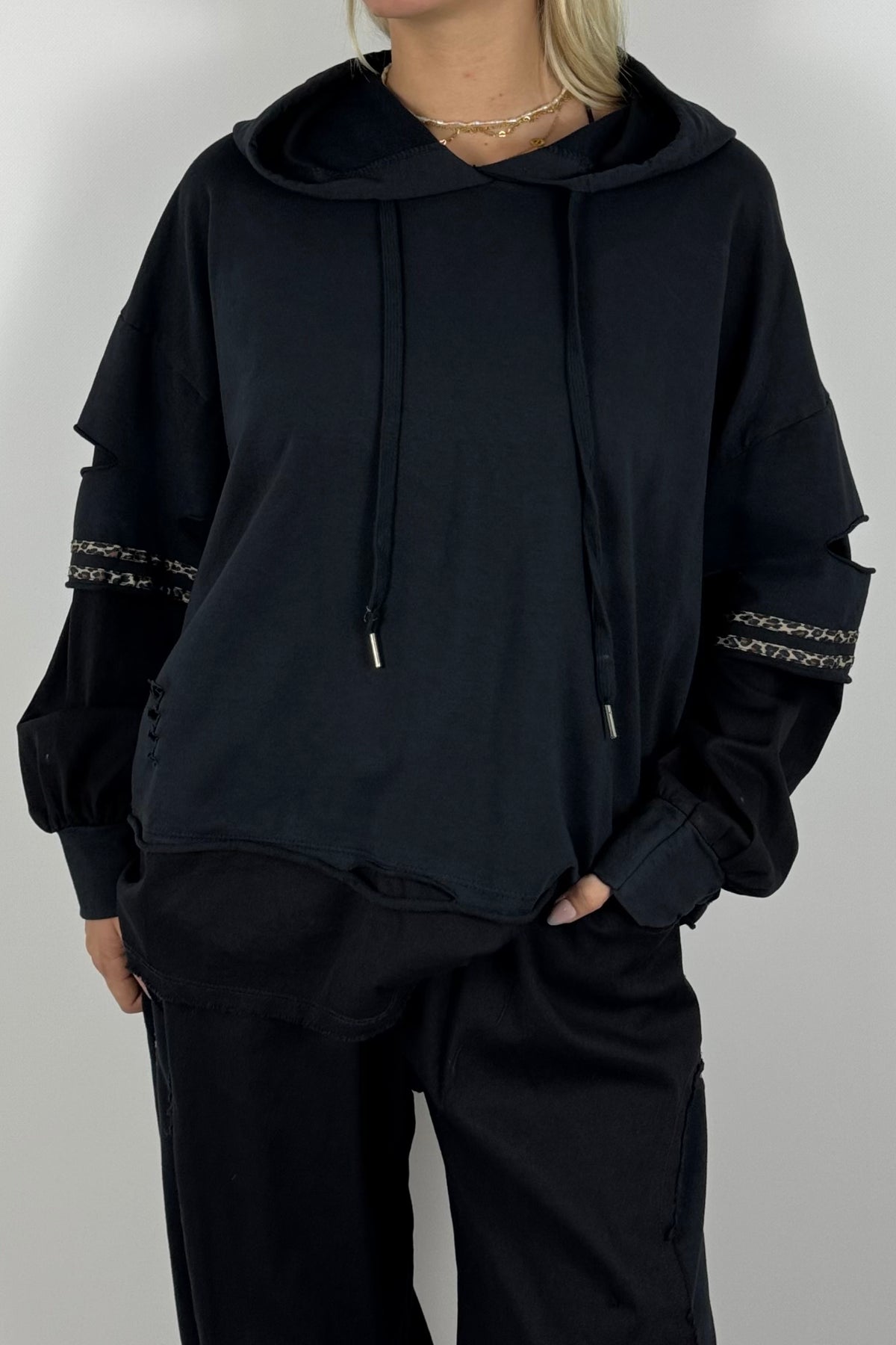 Oversize Hoodie mit Leo-Details-Schwarz