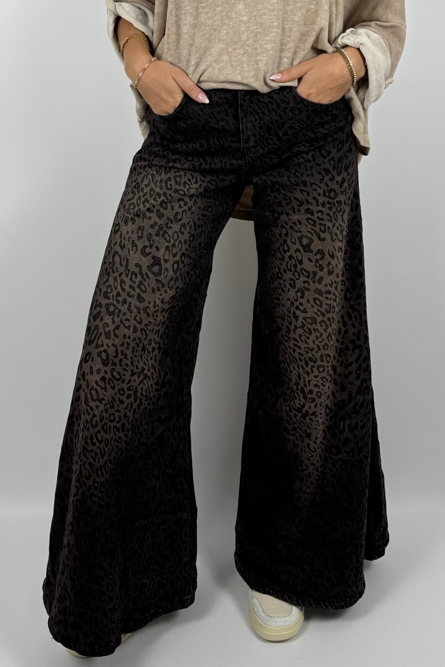 Wide Leg Leo Jeans