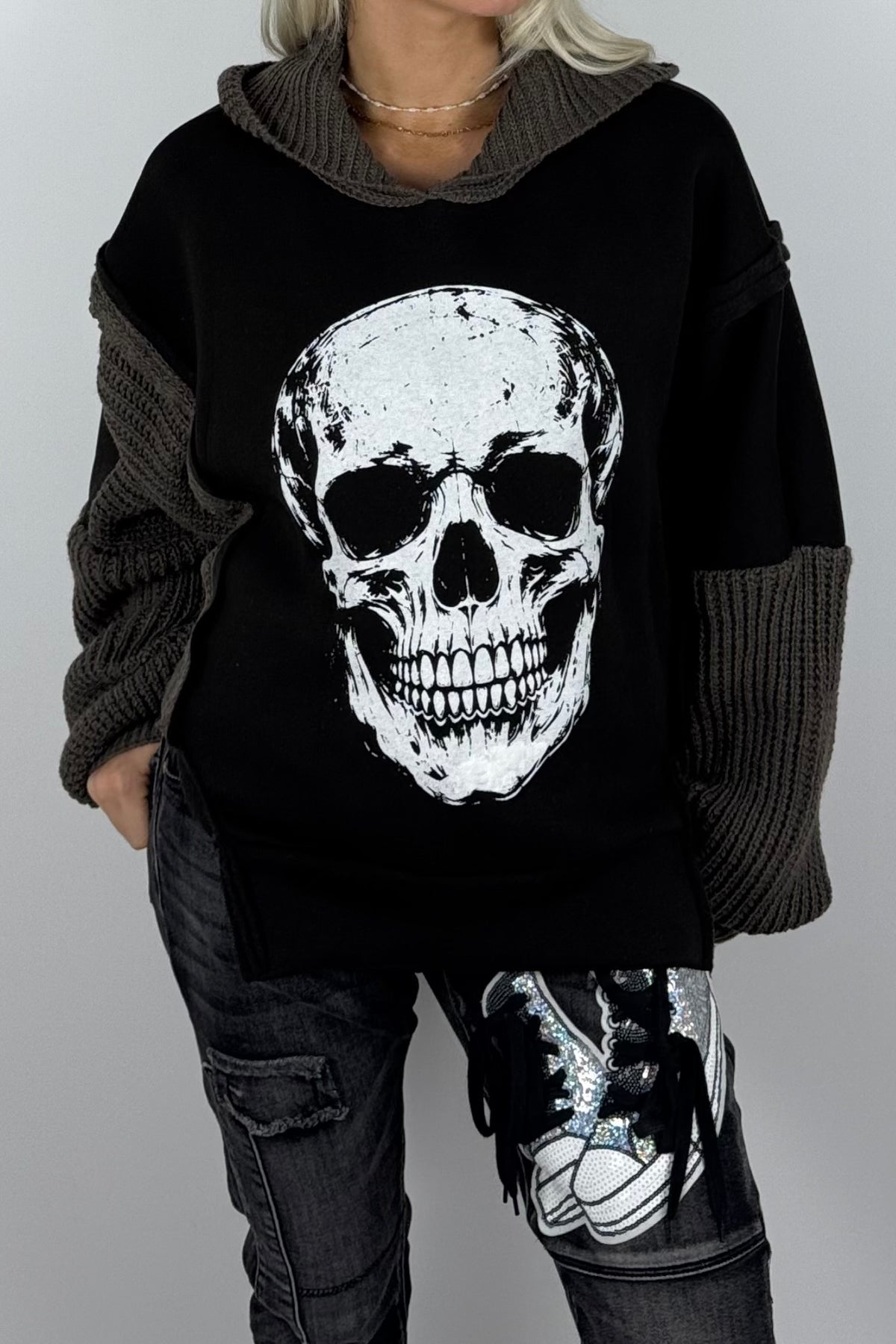 Damen-Hoodie mit Totenkopfprint und Strickdetails-Schoko