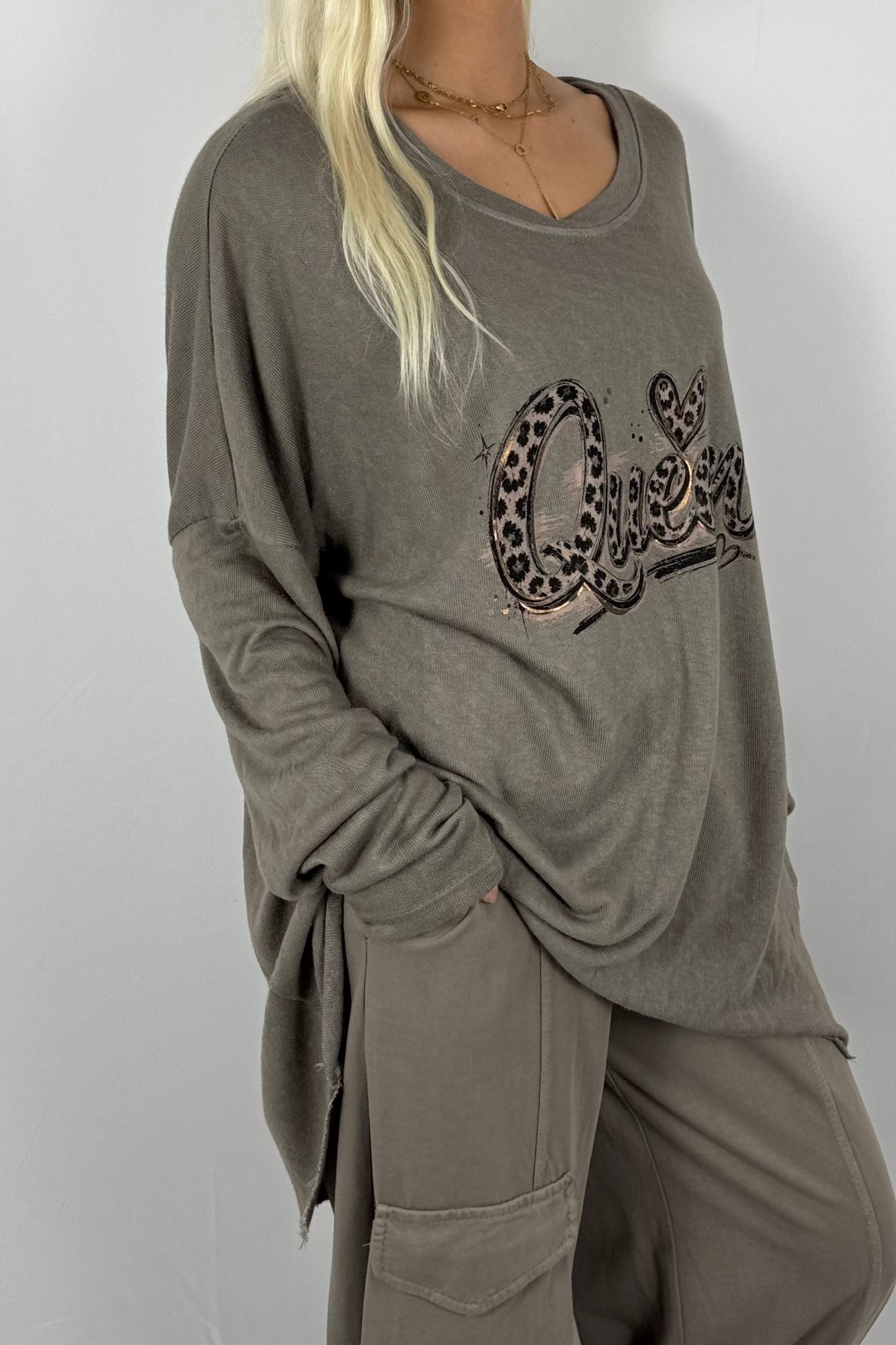 Damen Longshirt „Queen“ – Oversize mit Frontprint-Mud