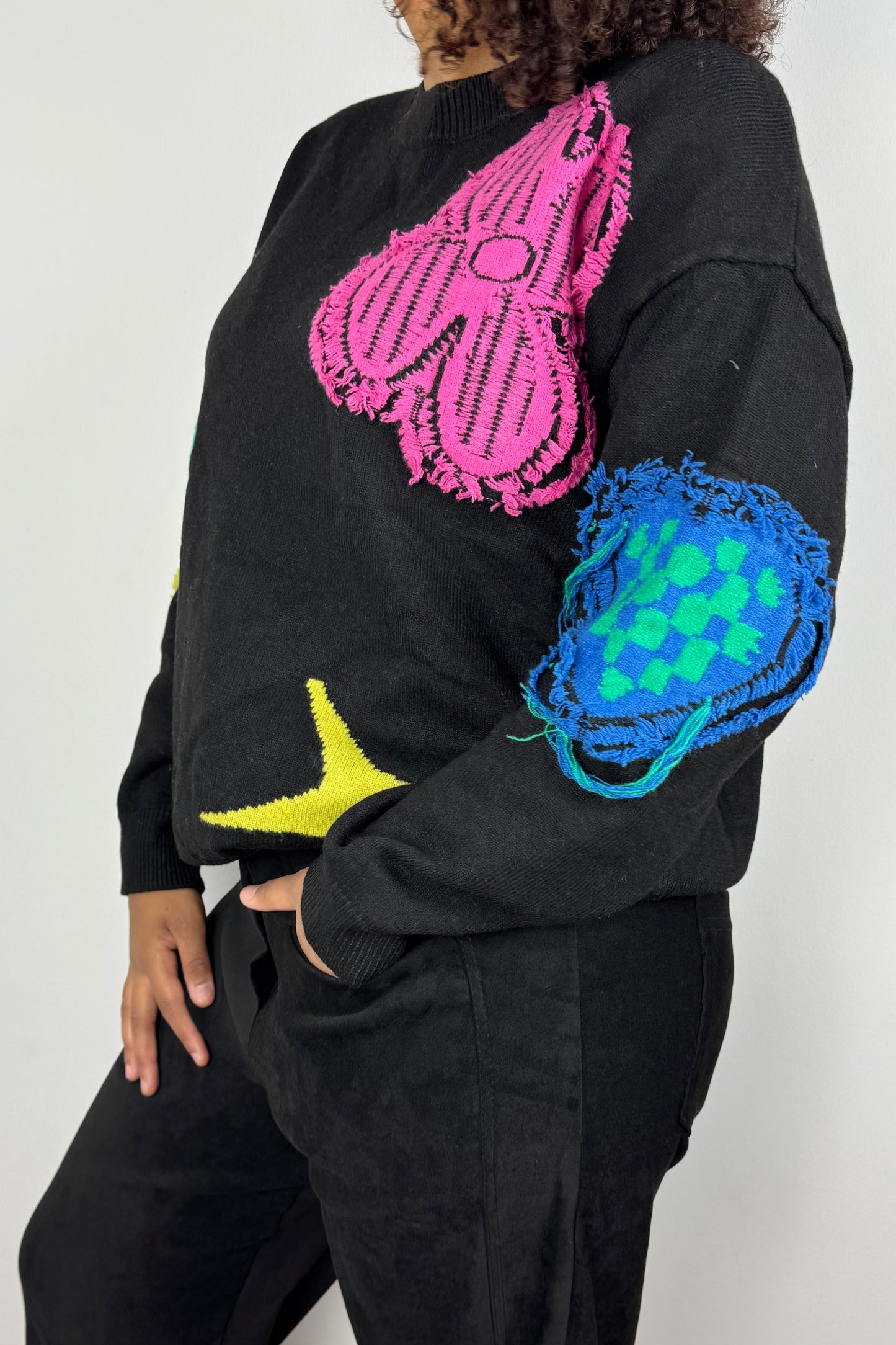 Strickpullover mit bunten Blumen-Details –Schwarz