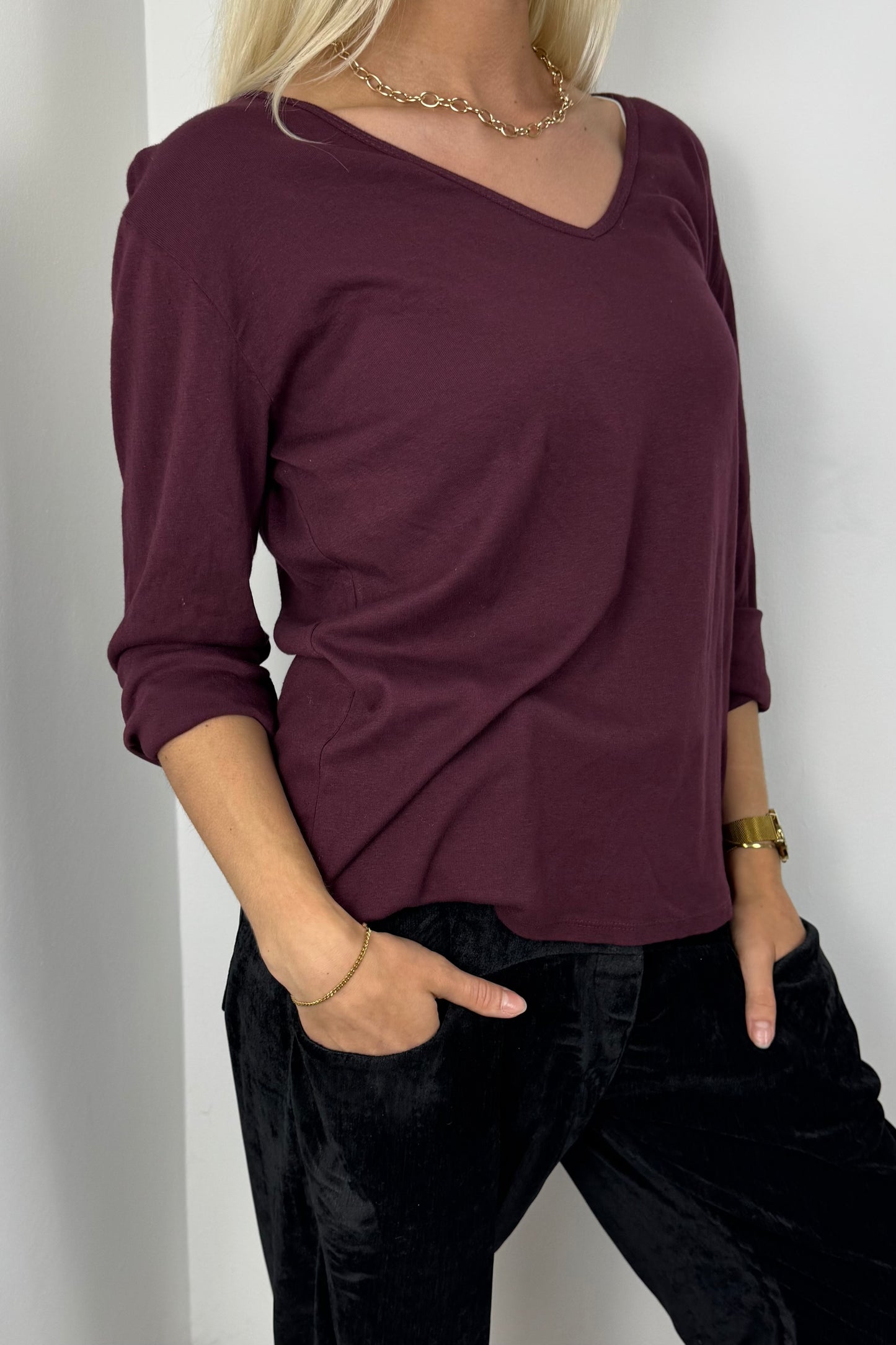 Damen Shirt mit V-Ausschnitt und gekrempelten Ärmeln