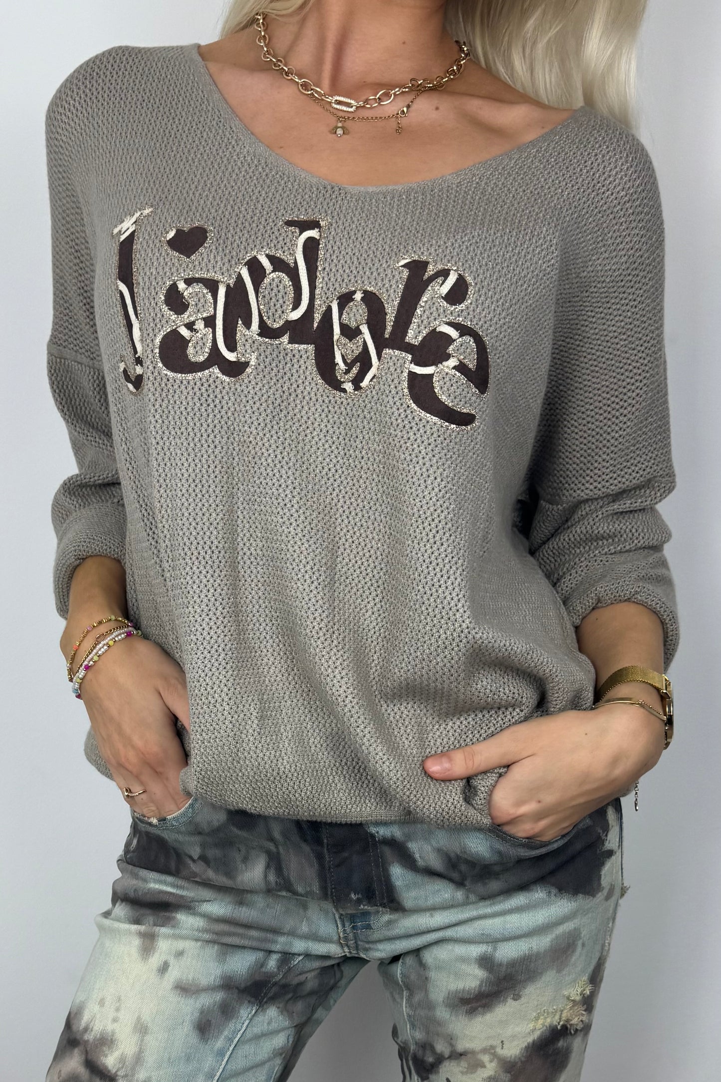 Lockerer Strickpullover mit „J’adore“-Schriftzug-Braun