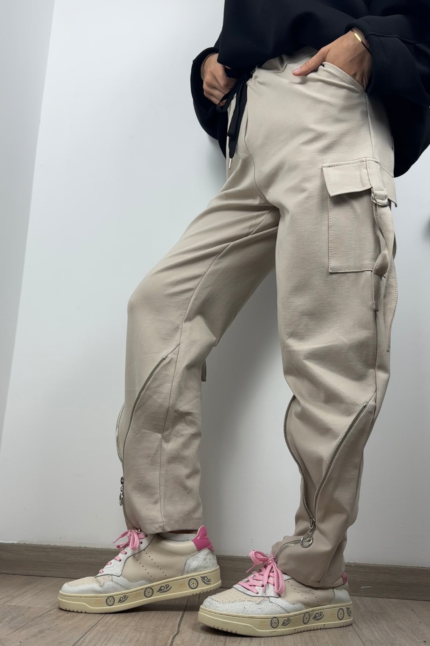 Damen Cargo Jogginghose mit Reißverschluss-Details und elastischem Bund –Beige