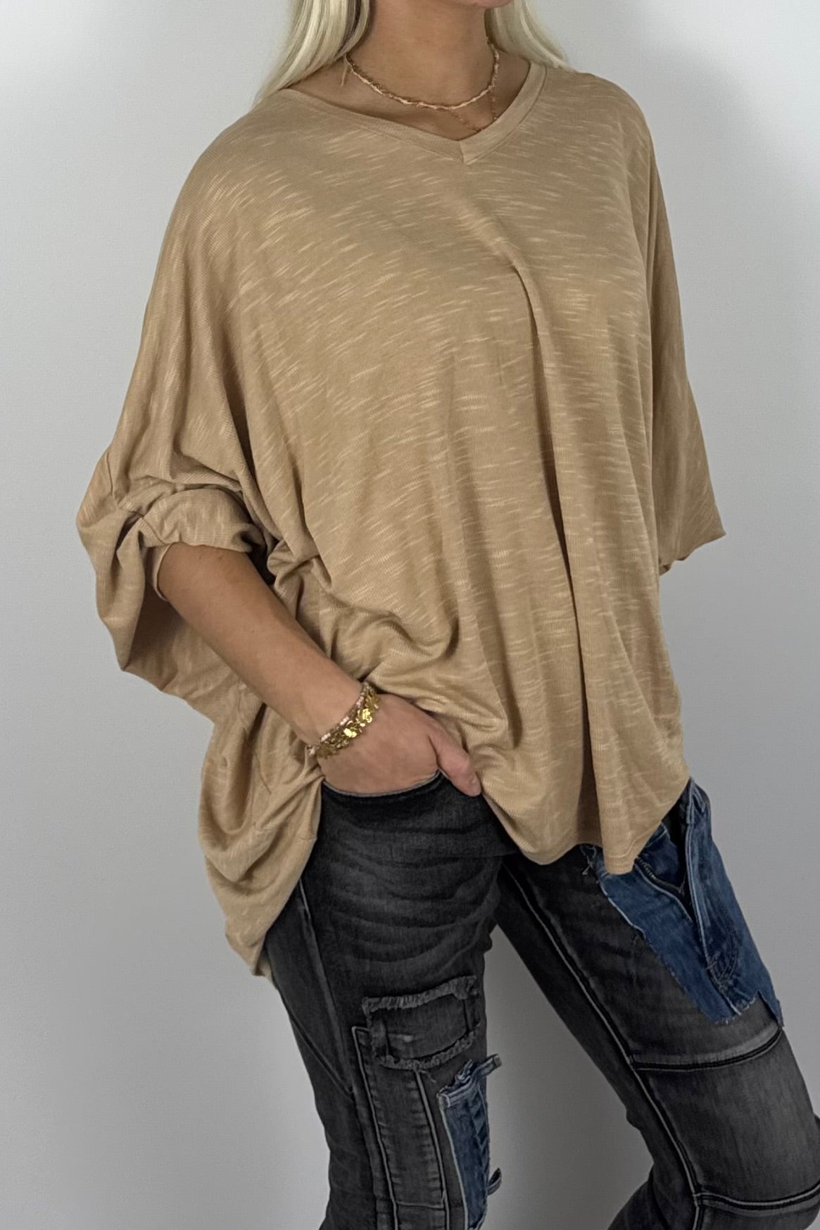 Damen Oversize Shirt mit V-Ausschnitt – Kamel