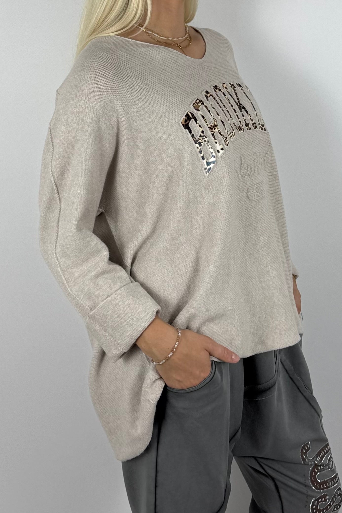 Oversize Shirt „BROOKLYN“ mit V-Ausschnitt – Beige