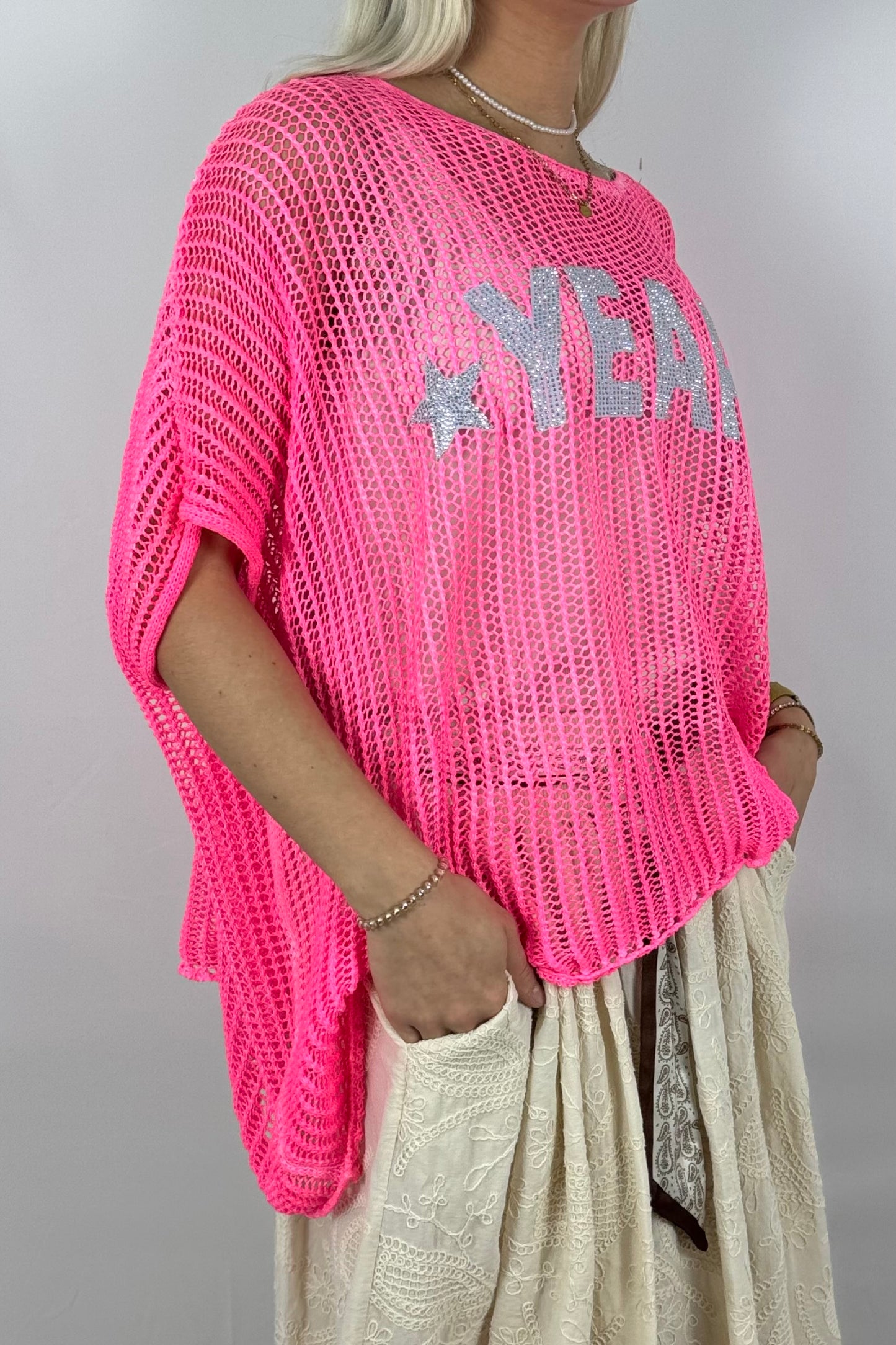 Oversize Strickshirt „YEARN“ – Netzlook Statement Shirt-Neon Pink