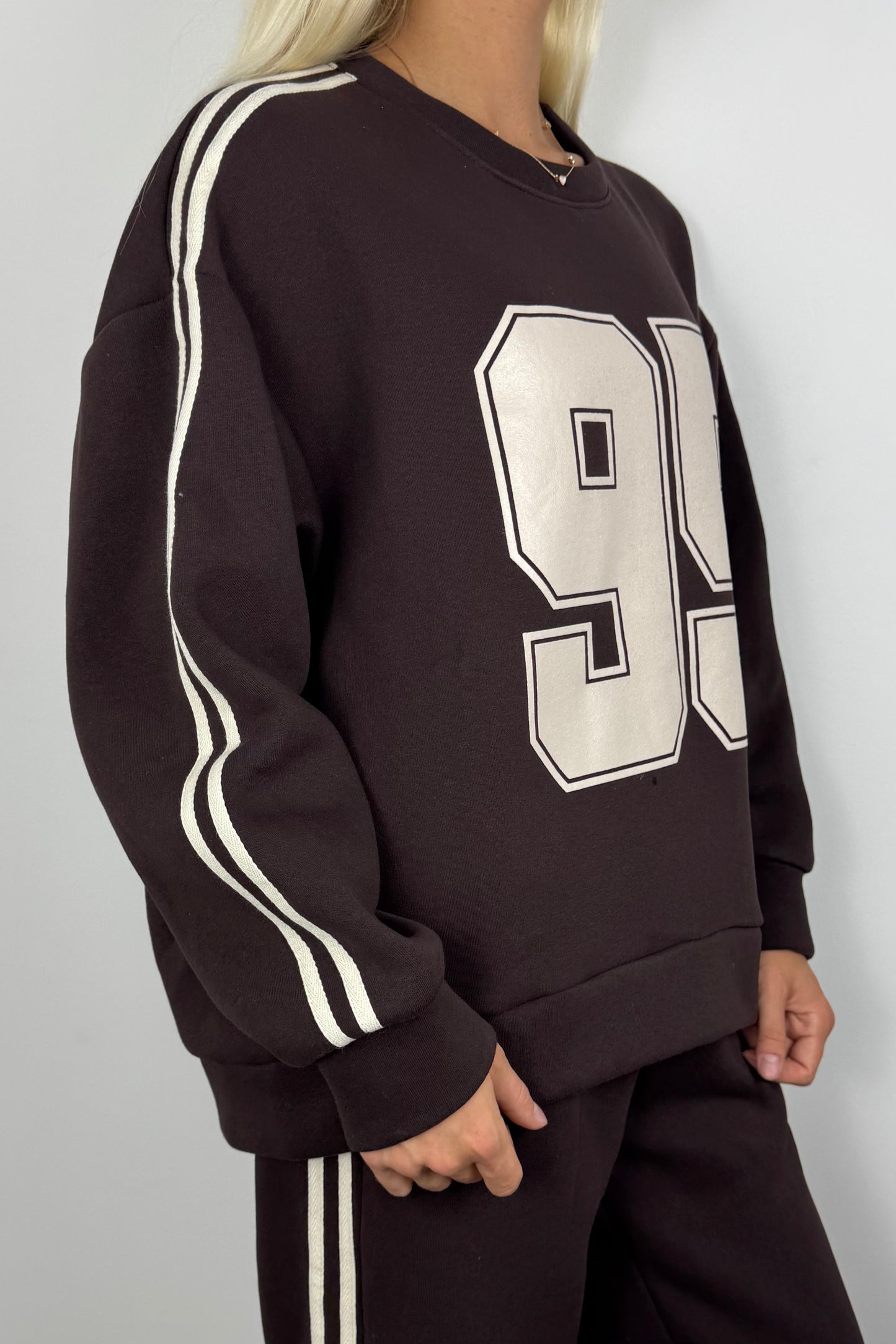 Trendiger Oversize-Sweater mit Print „95“ –Choco