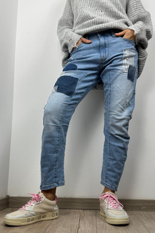 Patchwork Boyfriend Jeans mit Stickdetails