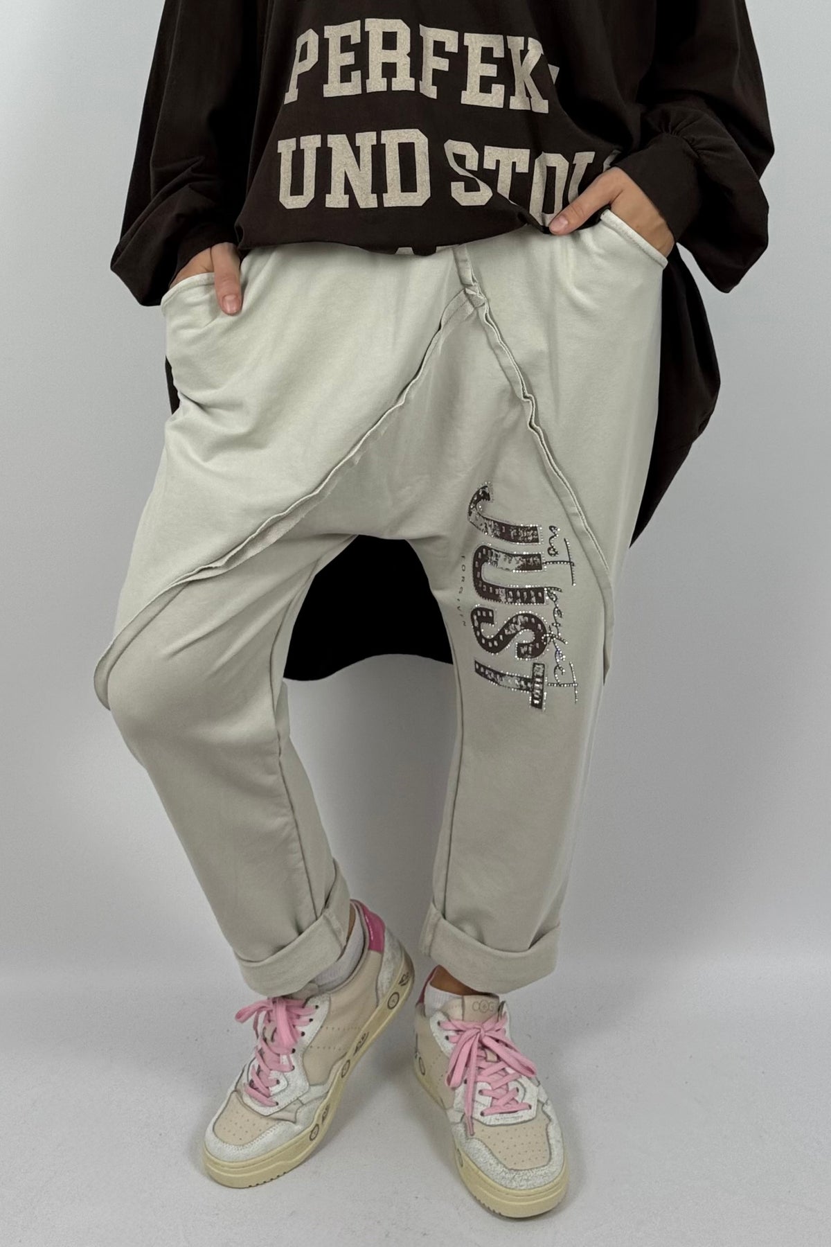 Lässige Baggy-Hose mit „JUST“-Detail – Beige