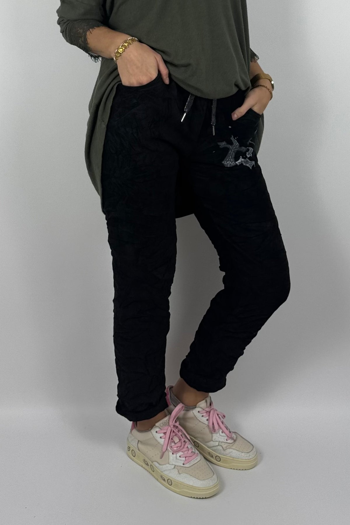 Damen Hose mit Kreuz-Details –Schwarz