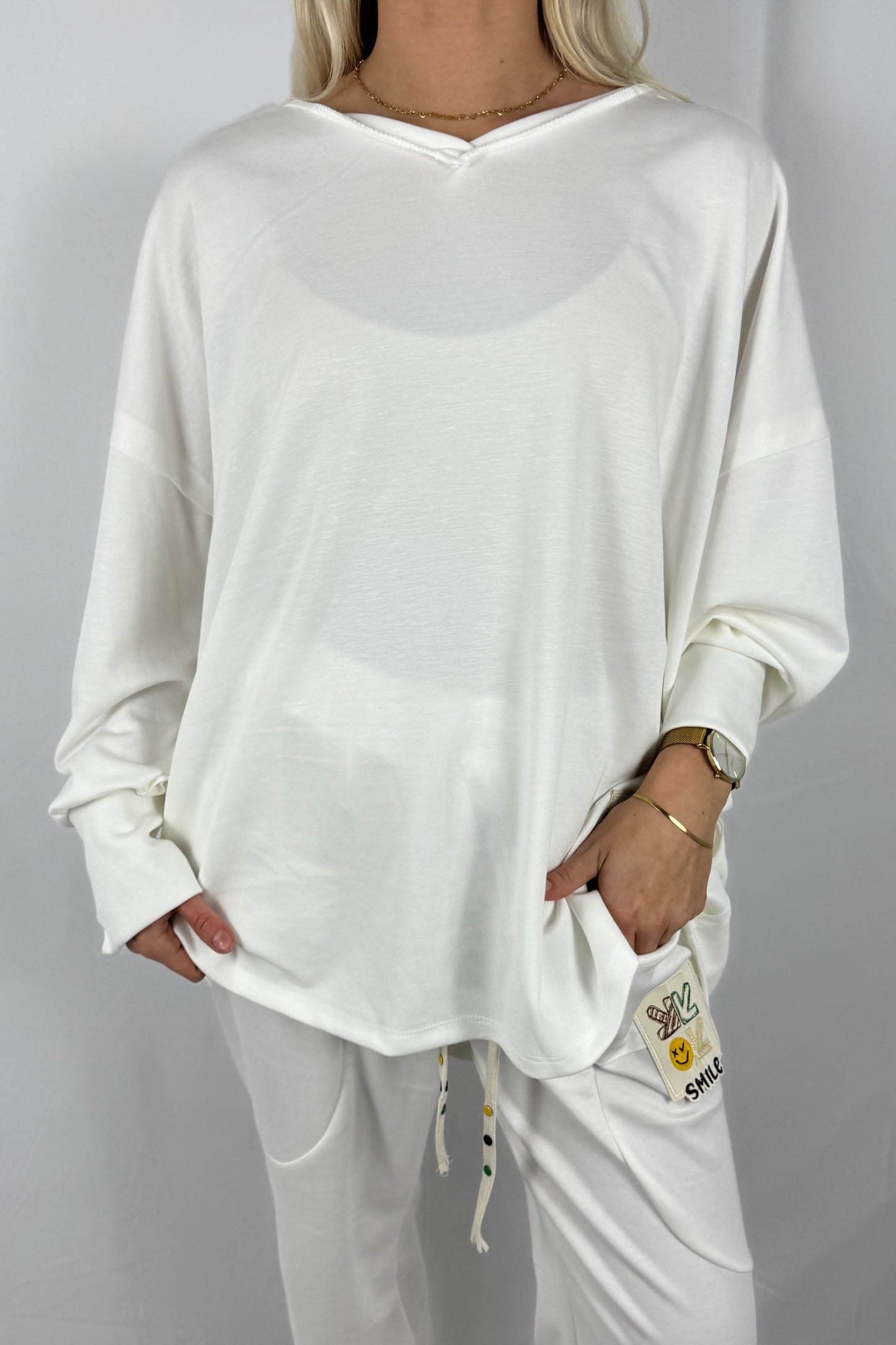 Oversize Sweatshirt mit Stufen-Schnitt & Patch –Weiß