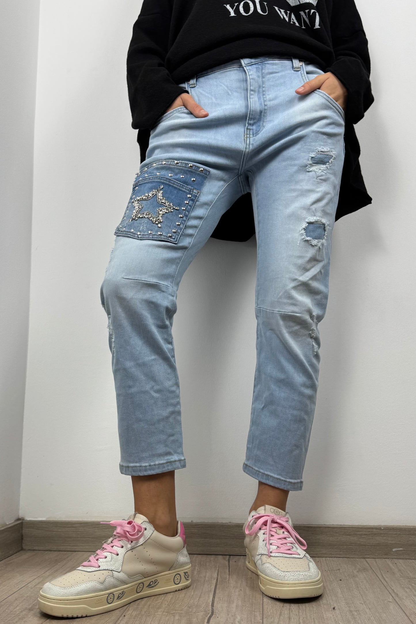 Jeans mit Strass-Stern & Nieten-Tasche