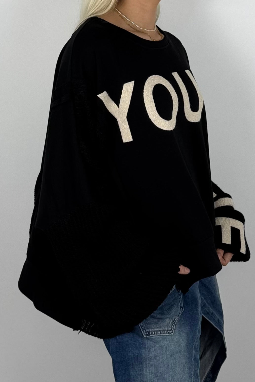 Damen Oversize Sweatshirt mit Strickärmeln & Statement – Schwarz