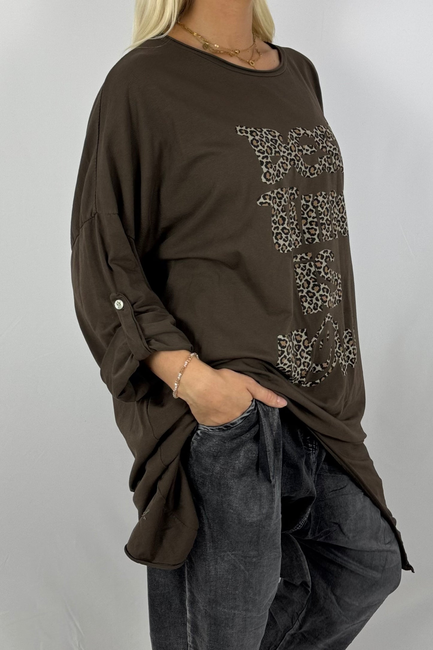 Damen Longshirt „Best Time Is Now“ – Leo-Print-Schoko