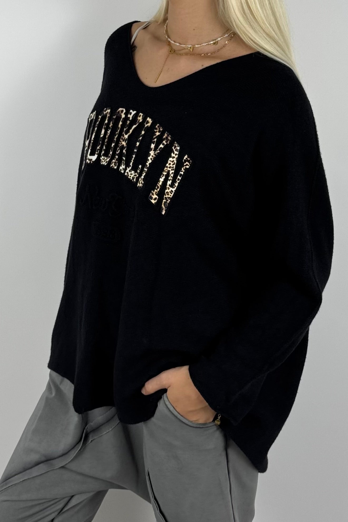 Oversize Shirt „BROOKLYN“ mit V-Ausschnitt – Schwarz