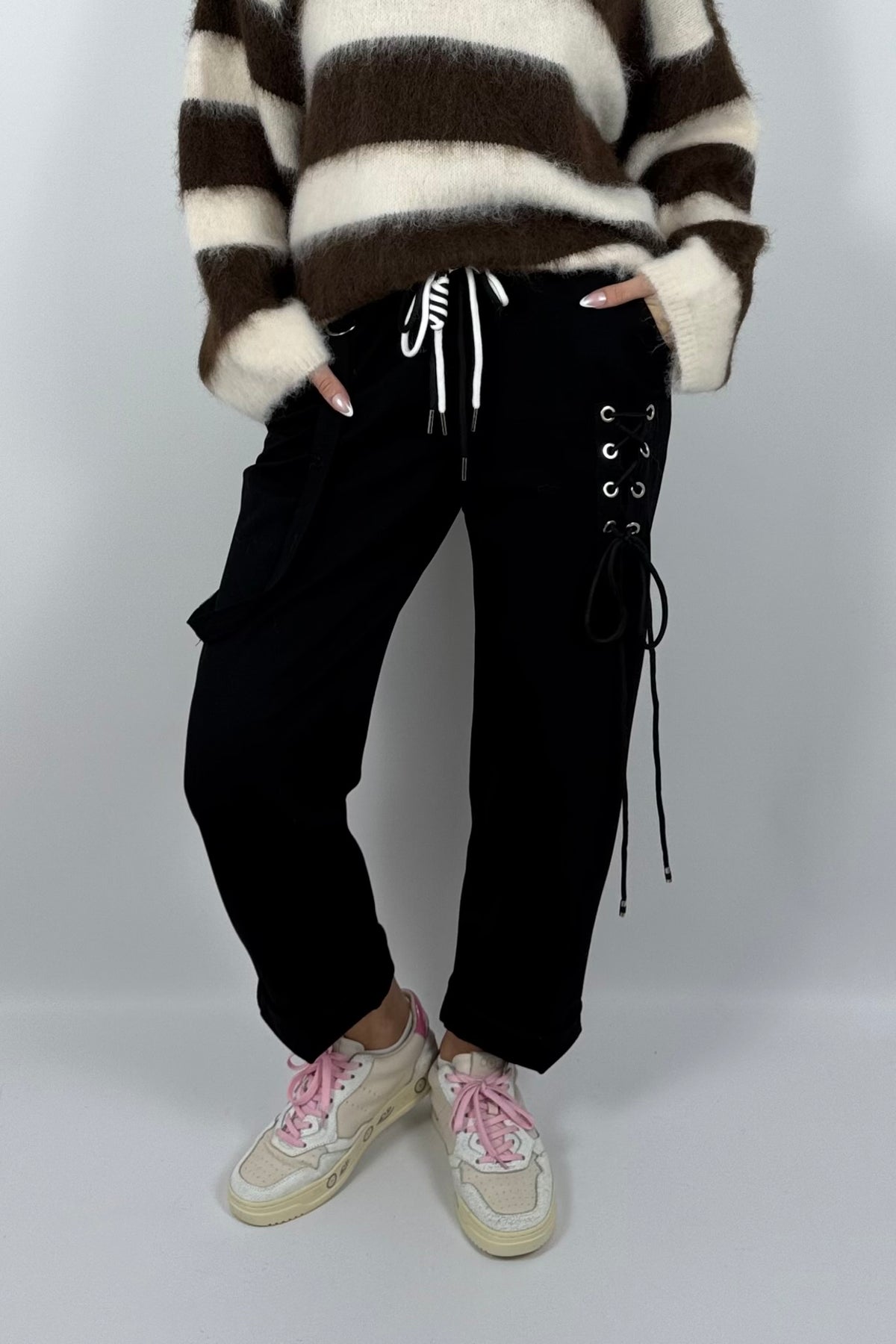 Damen Schlupfhose mit Schnürdetails –Schwarz